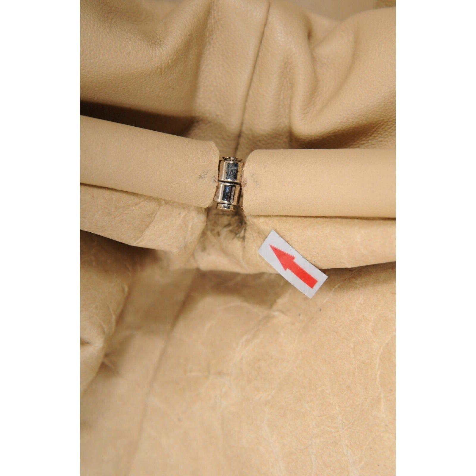 Bottega Veneta The Pouch Carta Tan Beige Kraft Paper Pochette Sac da viaggio in vendita 10