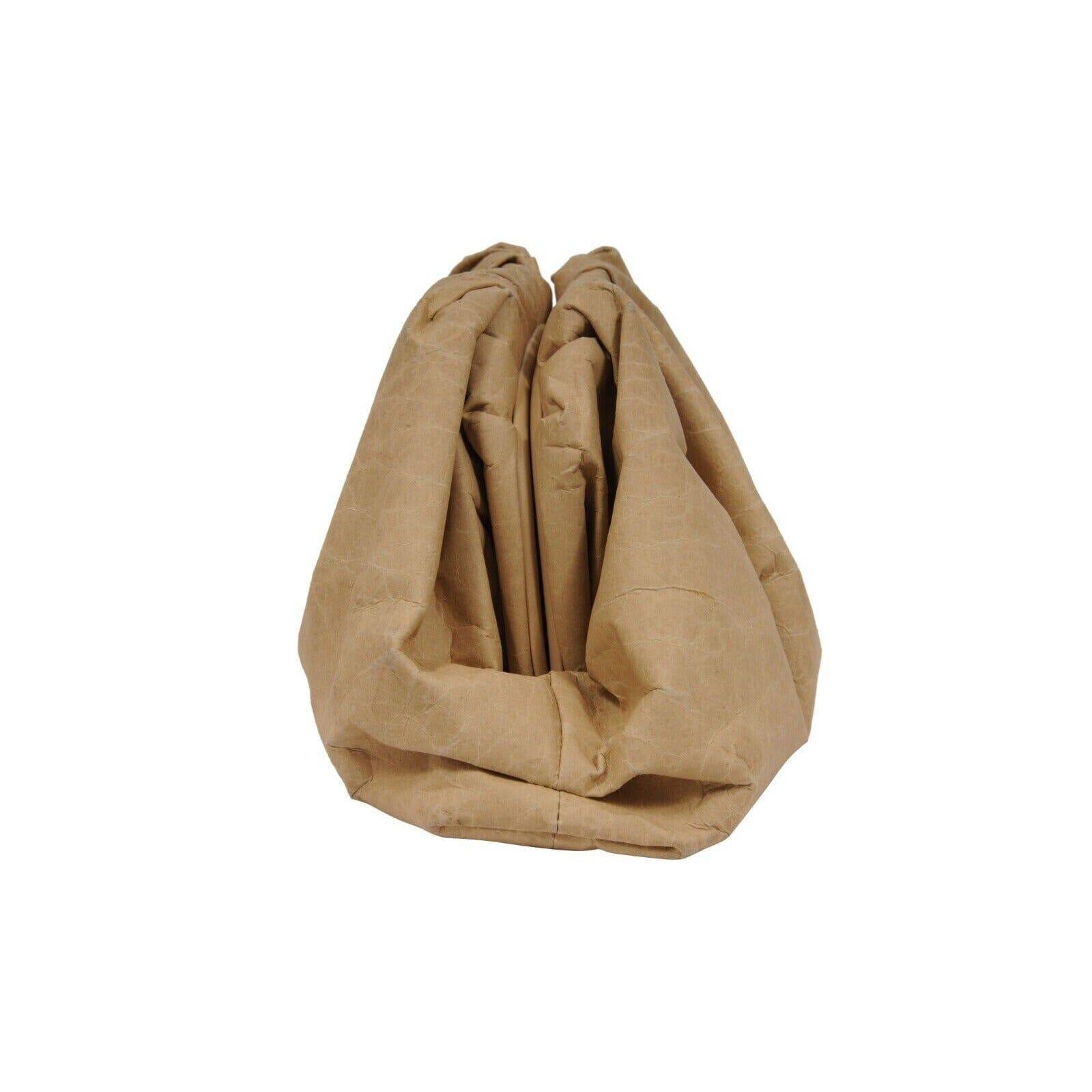 Bottega Veneta The Pouch Carta Tan Beige Kraft Paper Pochette Sac da viaggio In condizioni buone in vendita a North Miami, FL