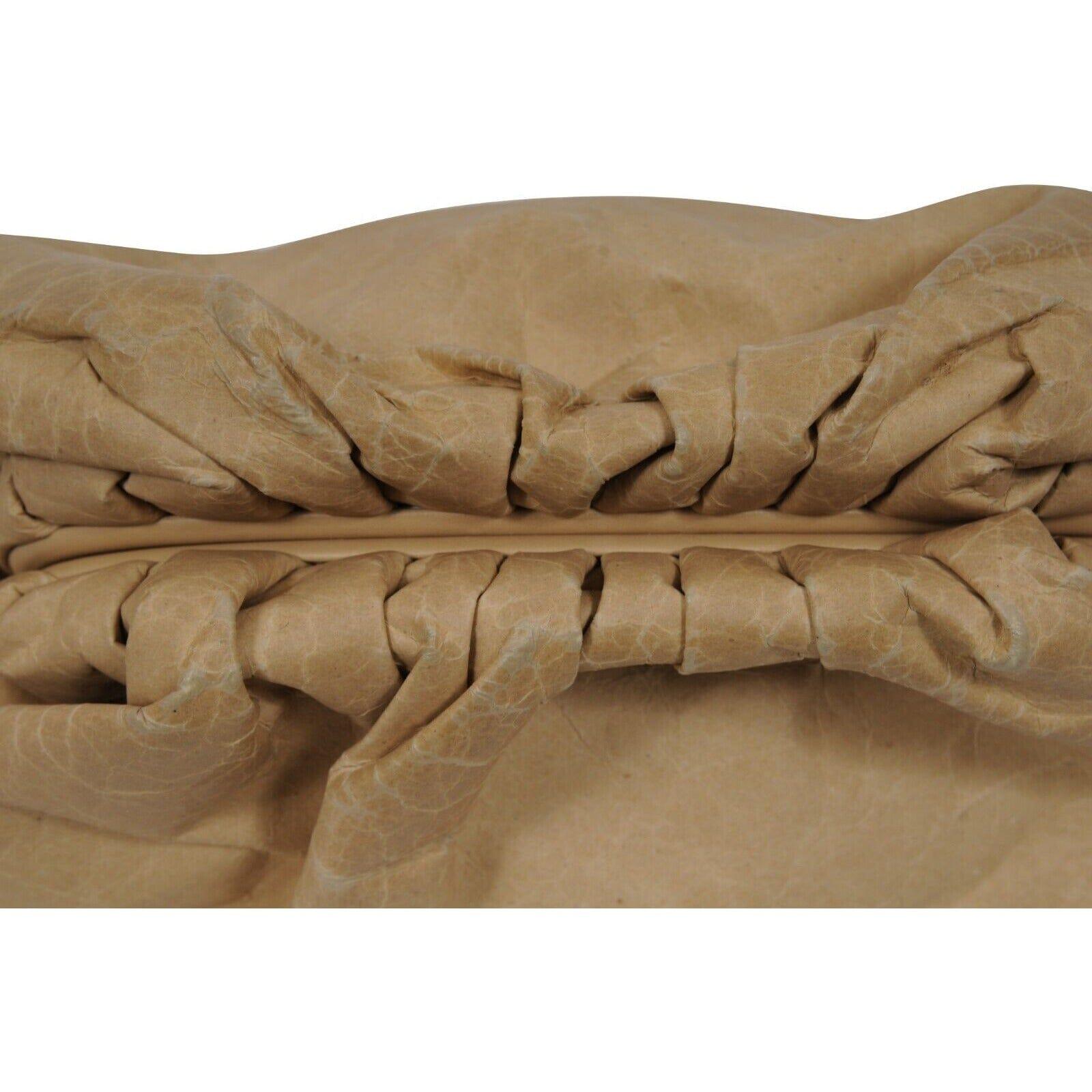 Bottega Veneta The Pouch Carta Tan Beige Kraft Paper Pochette Sac da viaggio in vendita 5