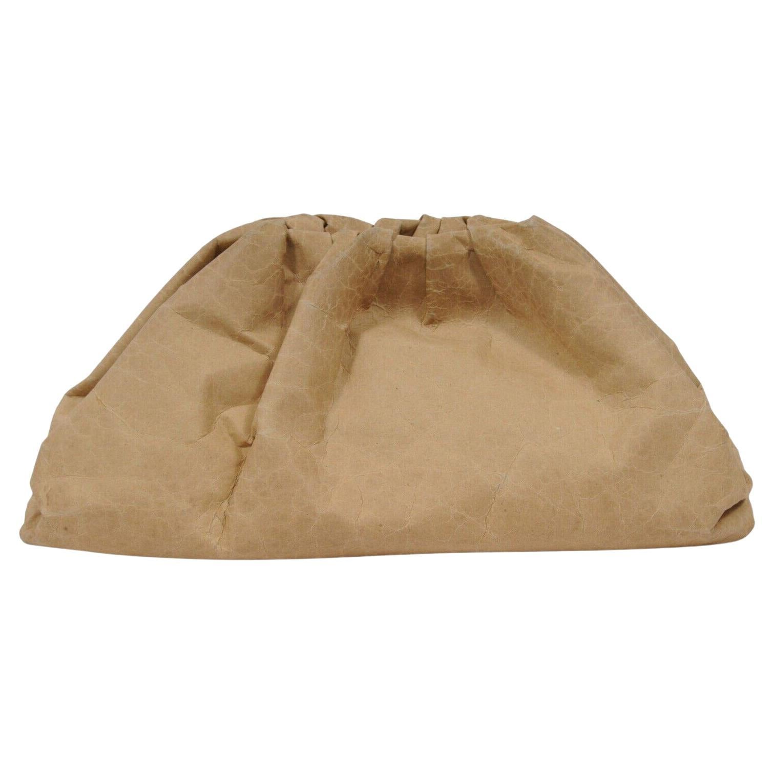 Bottega Veneta The Pouch Carta Tan Beige Kraft Paper Pochette Sac da viaggio in vendita