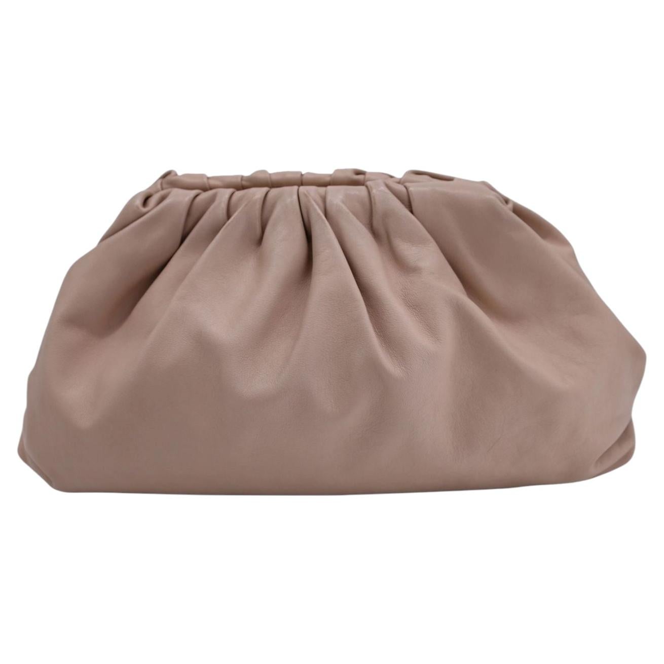 Bottega Veneta: Die „Pouch“-Clutch aus beigem Kalbsleder im Angebot