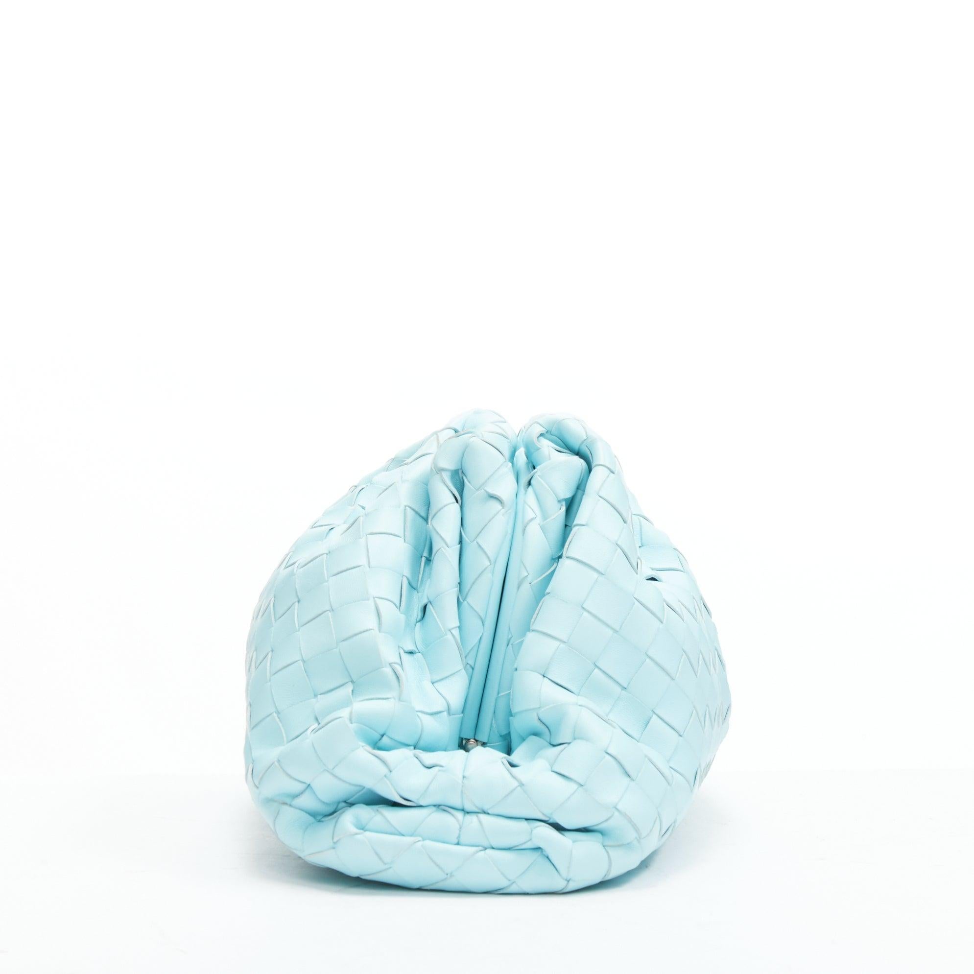 BOTTEGA VENETA - Pochette The Pouch en cuir tressé bleu ciel Intercciato Bon état - En vente à Hong Kong, NT