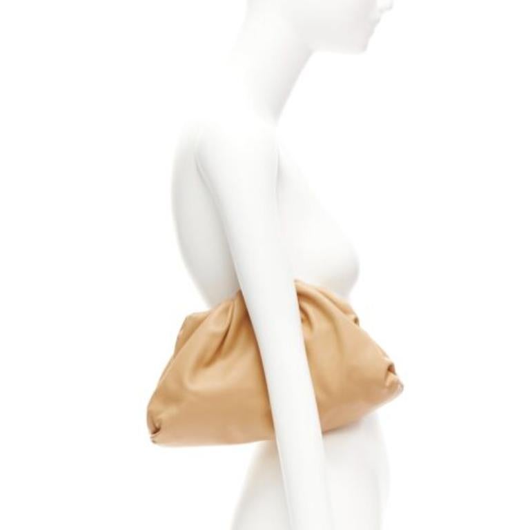 BOTTEGA VENETA The Pouch Small tan brown leather dumpling clutch bag
Reference: TGAS/D00842
Brand: Bottega Veneta
Designer: Daniel Lee
Model: The Pouch
Material: Leather
Color: Beige
Pattern: Solid
Closure: Magnet
Lining: Beige Leather
Extra
