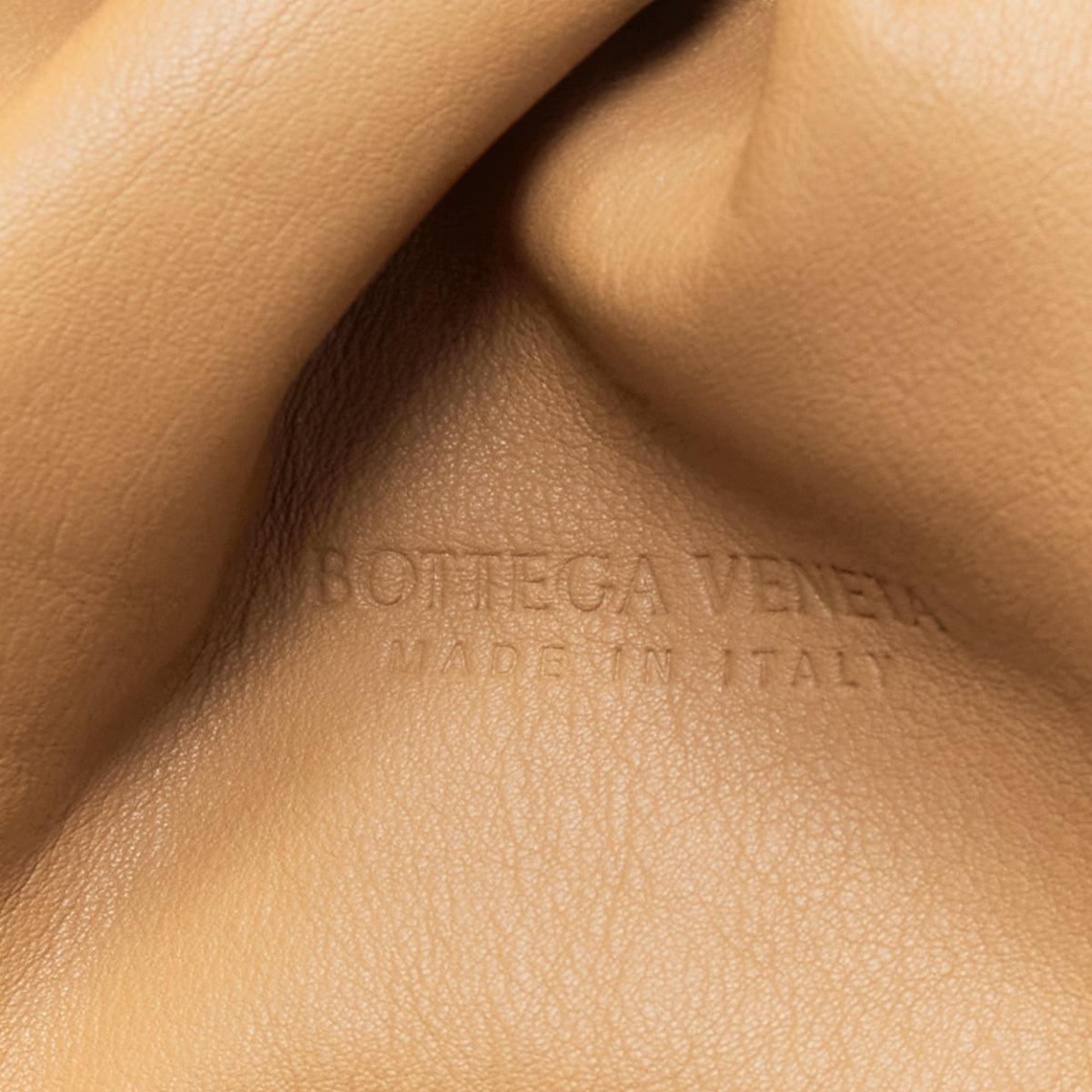 BOTTEGA VENETA The Pouch tan leather dumpling clutch bag For Sale 5