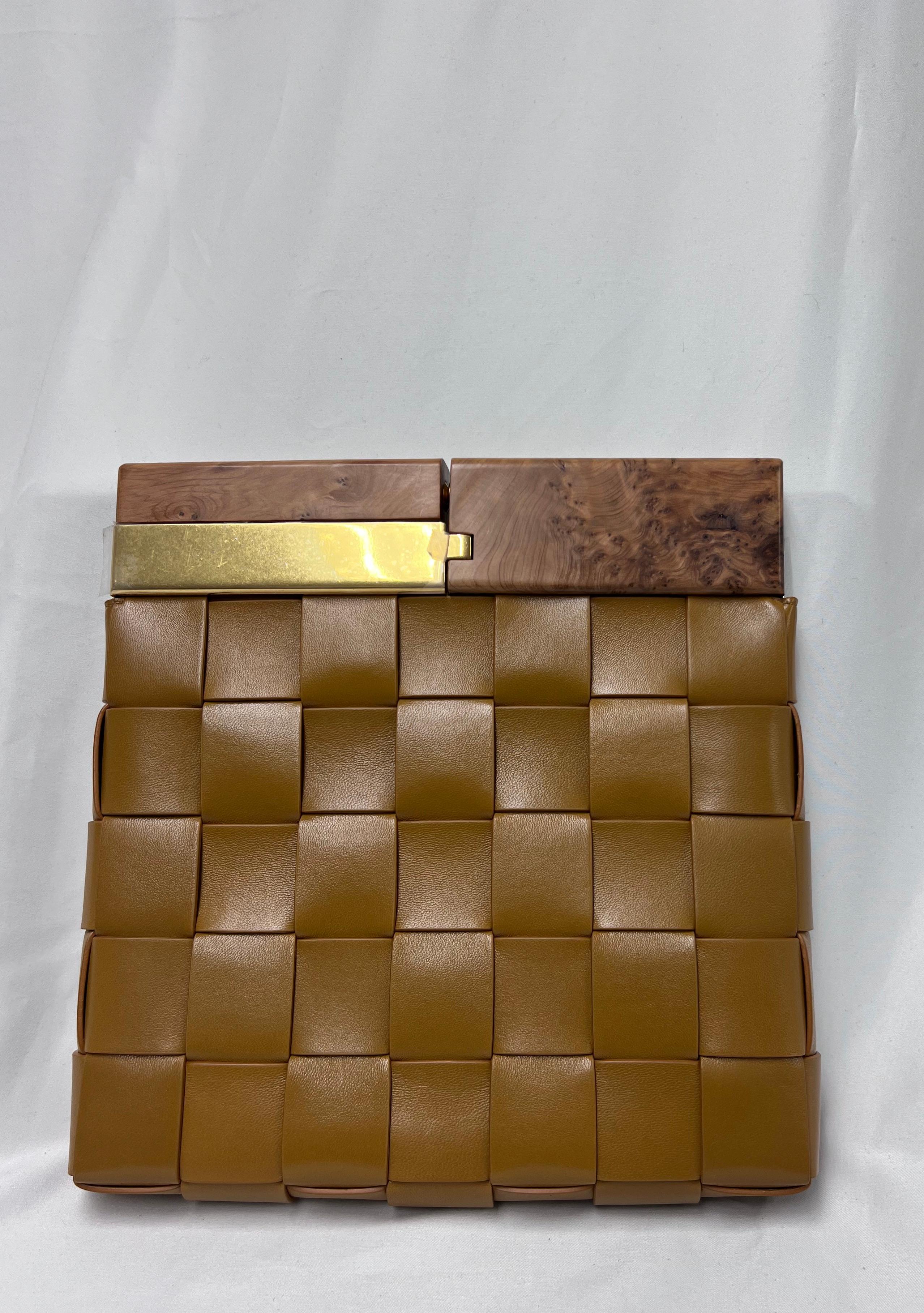 Nero Pochette Bottega Veneta The Snap Intrecciato in pelle color cammello in vendita