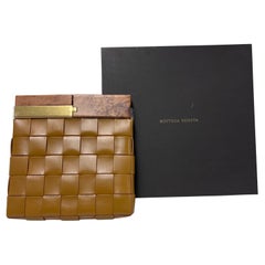 Pochette Bottega Veneta The Snap Intrecciato in pelle color cammello