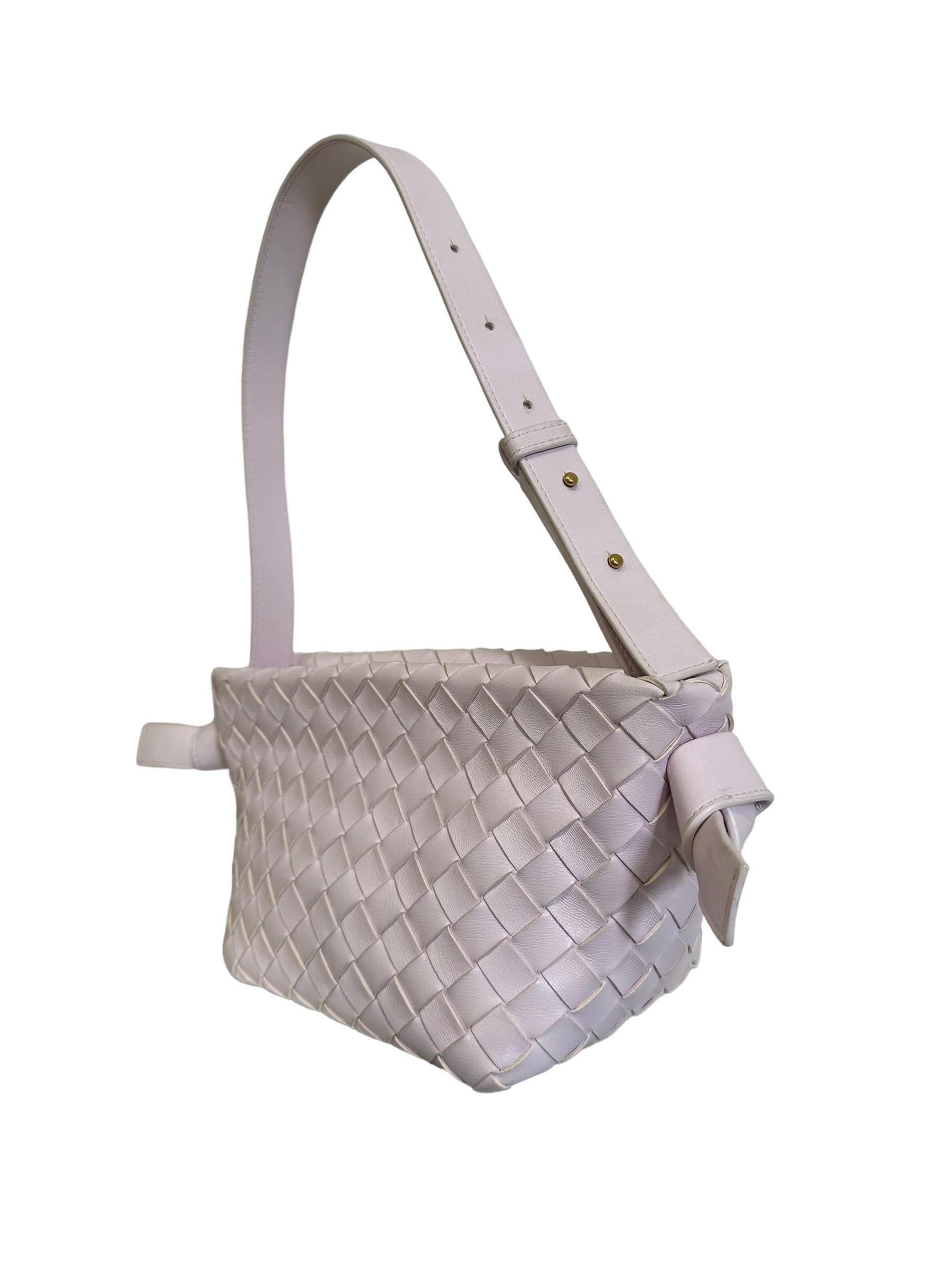 Bottega Veneta bag, Tie model, made of candy pink woven lambskin with gold hardware. Equipped with a magnetic closure, internally lined in leather, roomy for the essentials. Equipped with a smooth adjustable leather handle. Equipped with