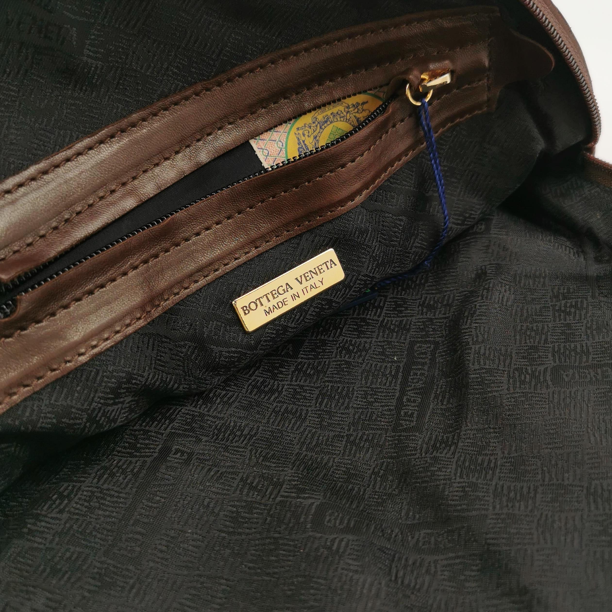 Bottega Veneta Sac à main Bowling à poignée supérieure Cuir Intrecciato brun chocolat foncé en vente 6