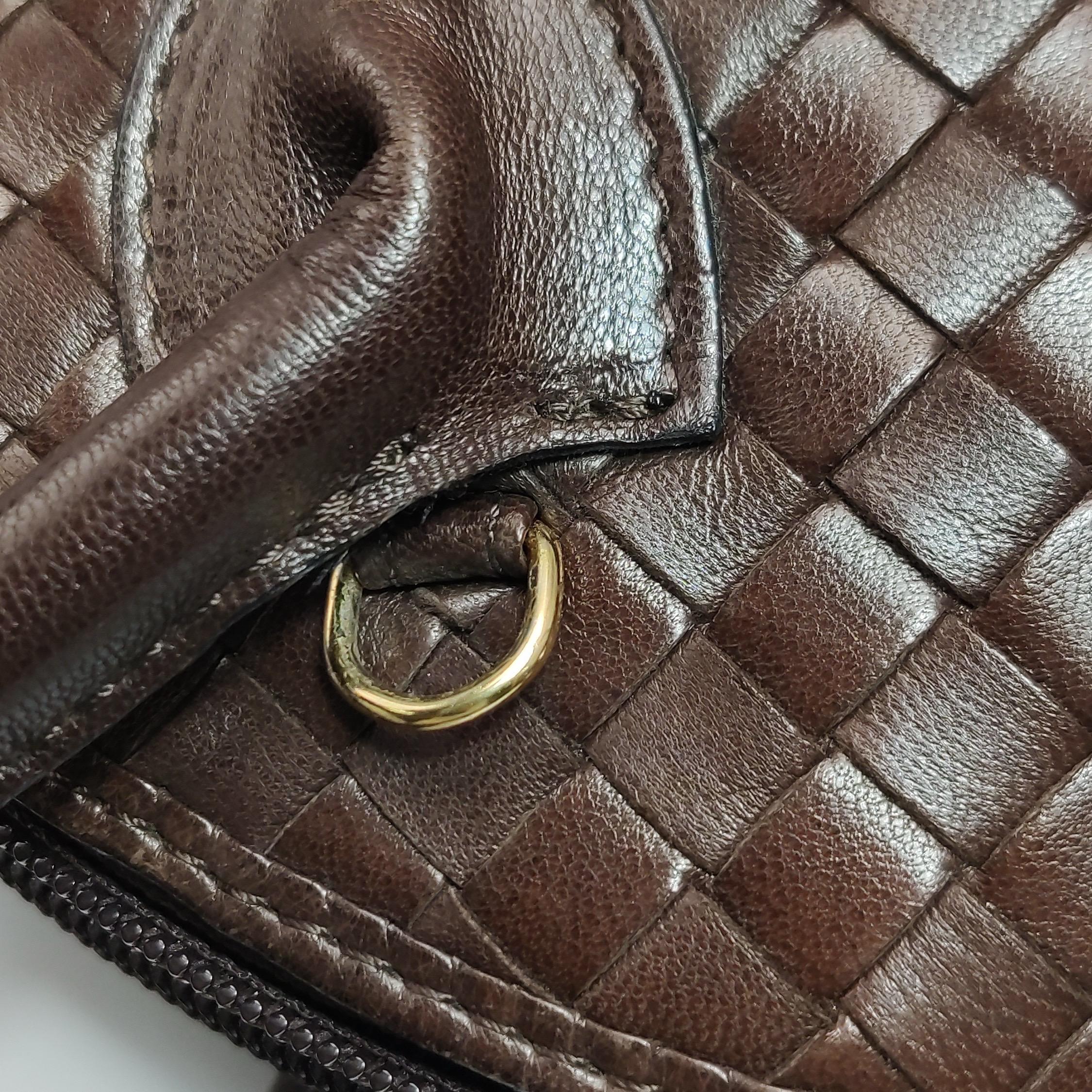 Bottega Veneta Sac à main Bowling à poignée supérieure Cuir Intrecciato brun chocolat foncé en vente 7