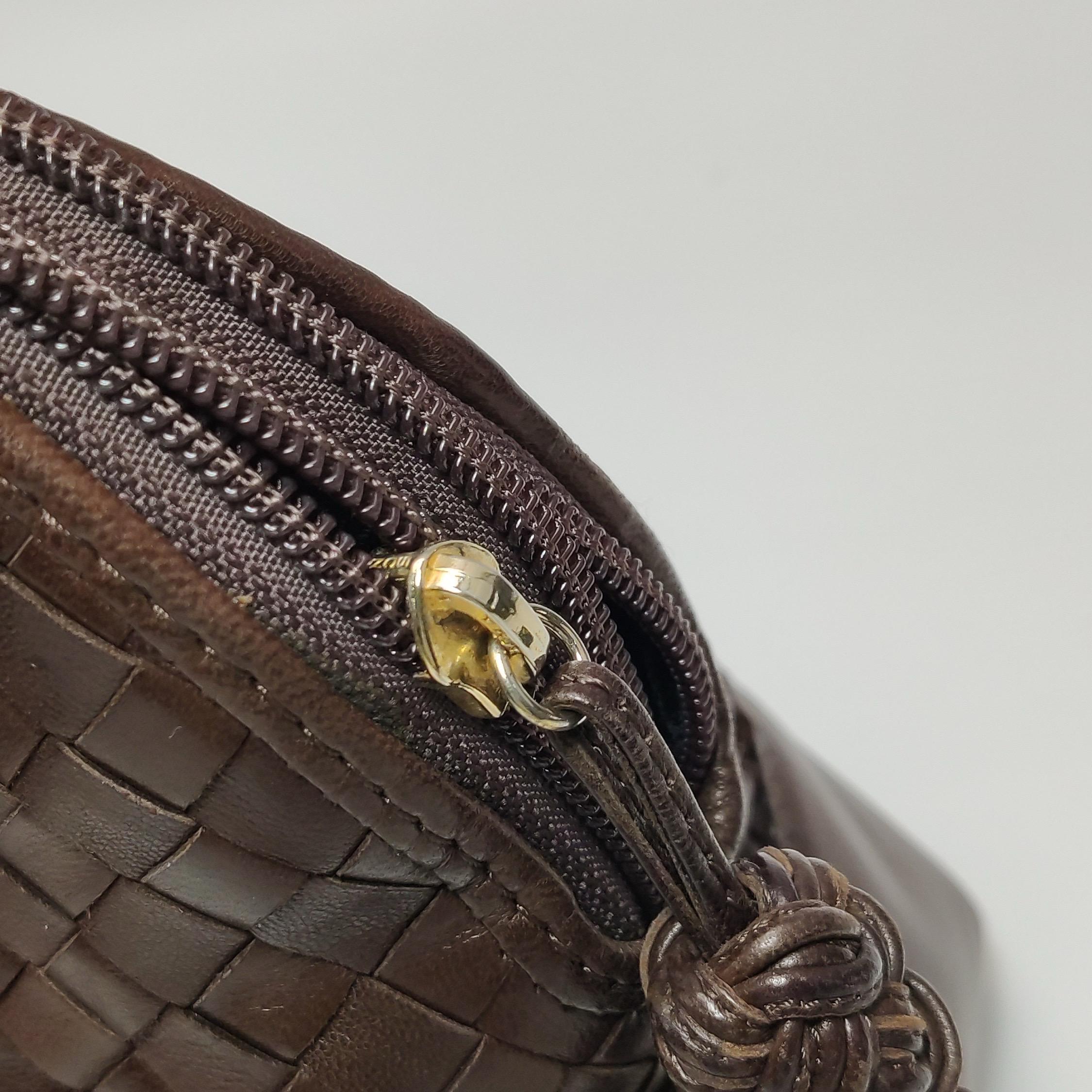 Bottega Veneta Sac à main Bowling à poignée supérieure Cuir Intrecciato brun chocolat foncé en vente 8
