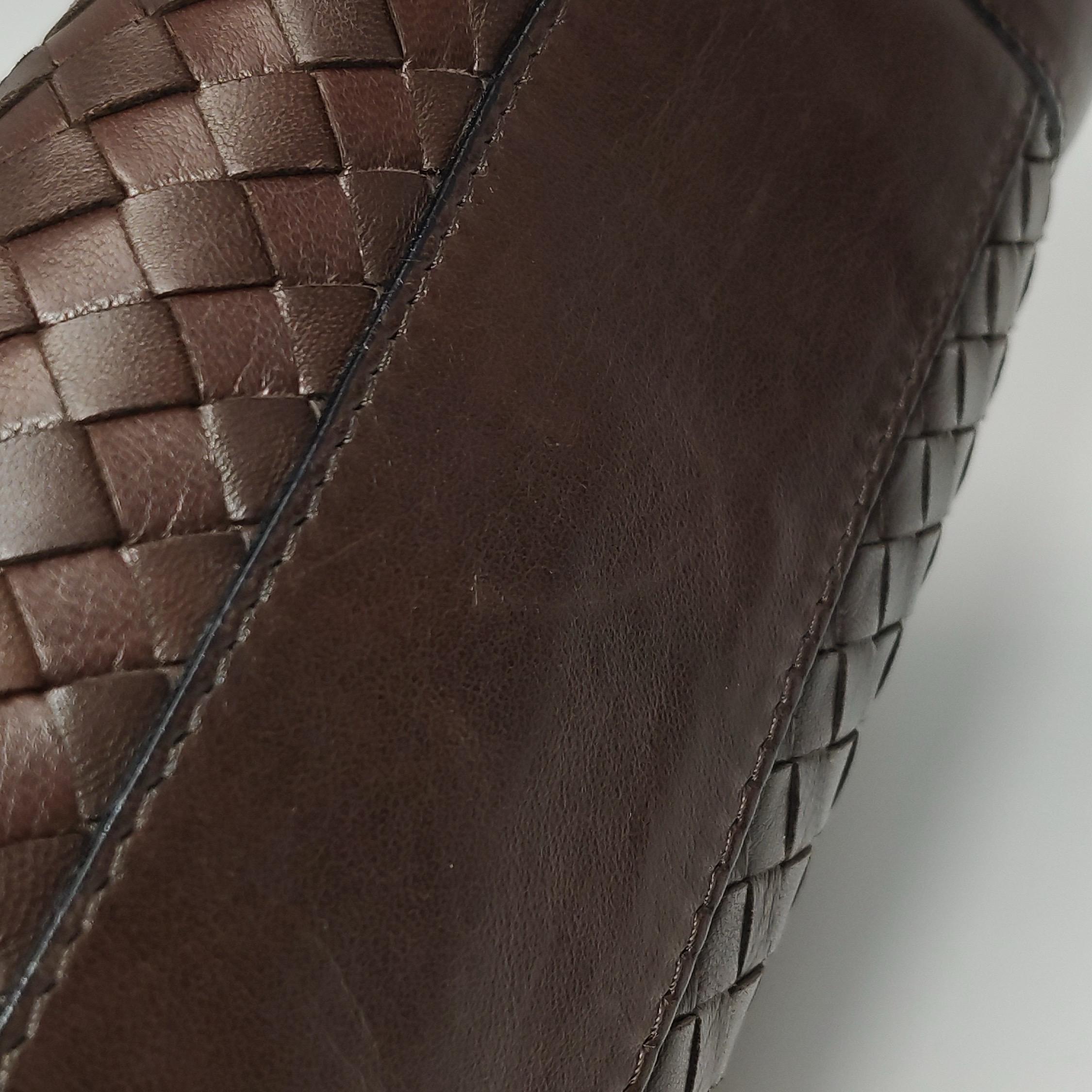 Bottega Veneta Sac à main Bowling à poignée supérieure Cuir Intrecciato brun chocolat foncé en vente 11