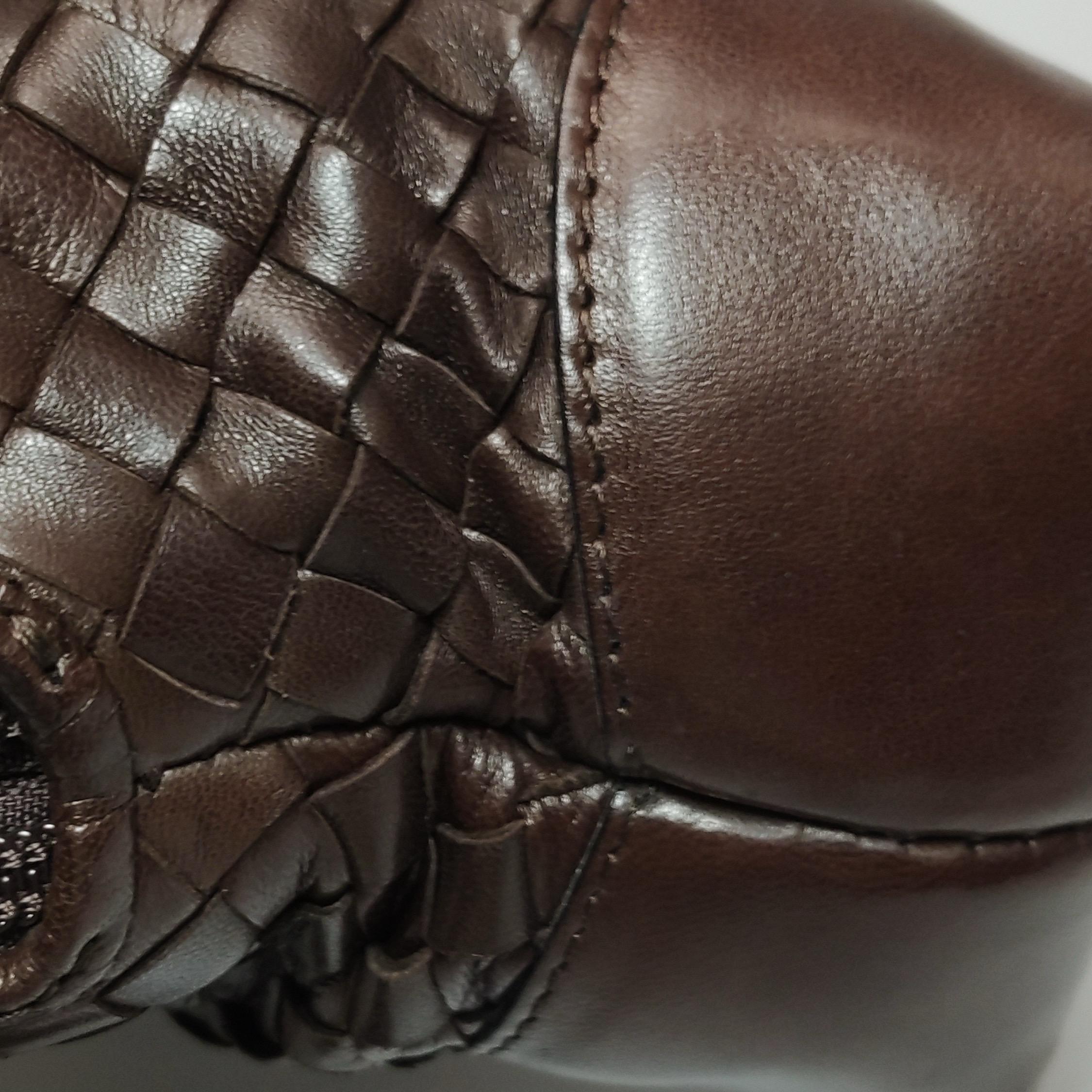 Bottega Veneta Sac à main Bowling à poignée supérieure Cuir Intrecciato brun chocolat foncé en vente 12