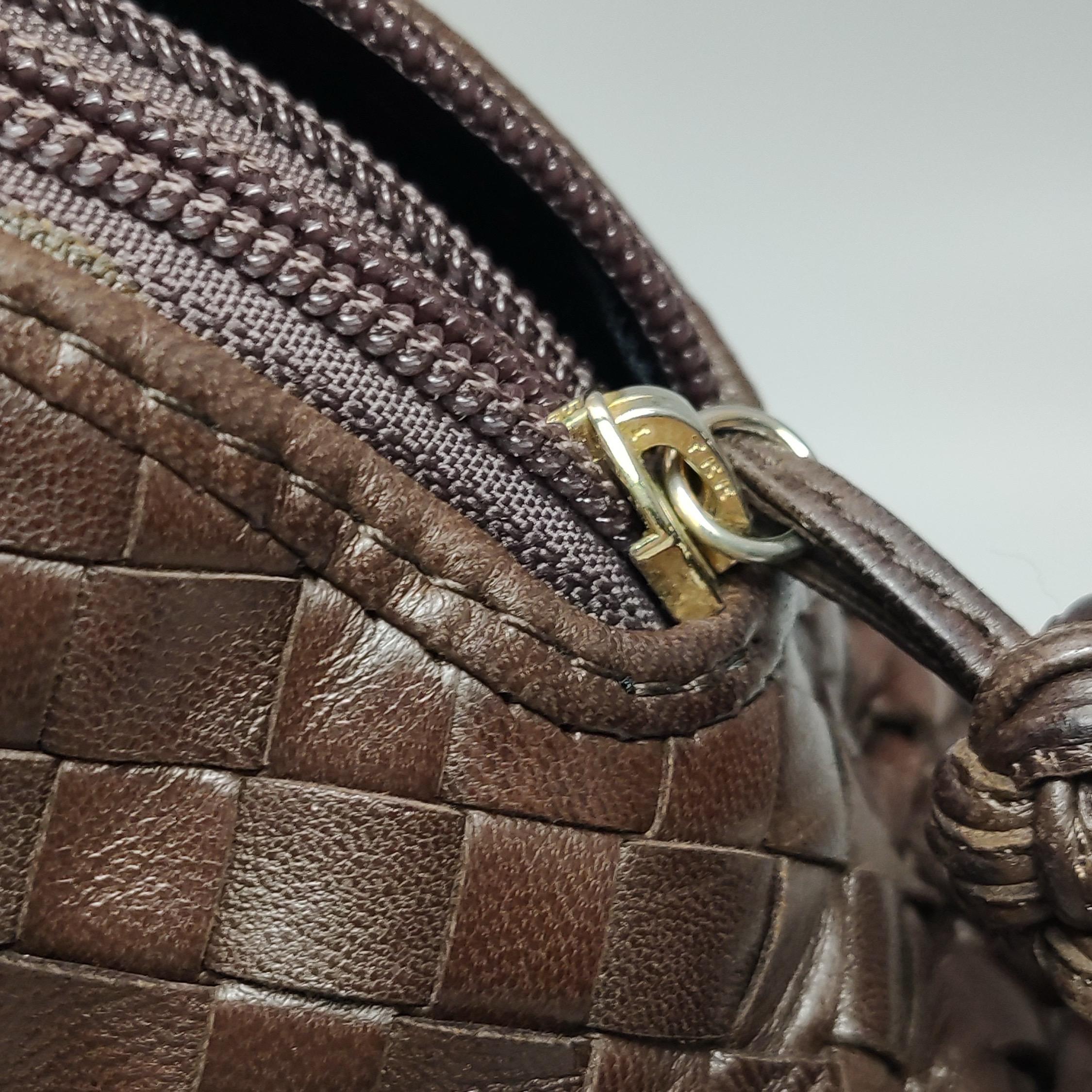 Bottega Veneta Sac à main Bowling à poignée supérieure Cuir Intrecciato brun chocolat foncé en vente 13