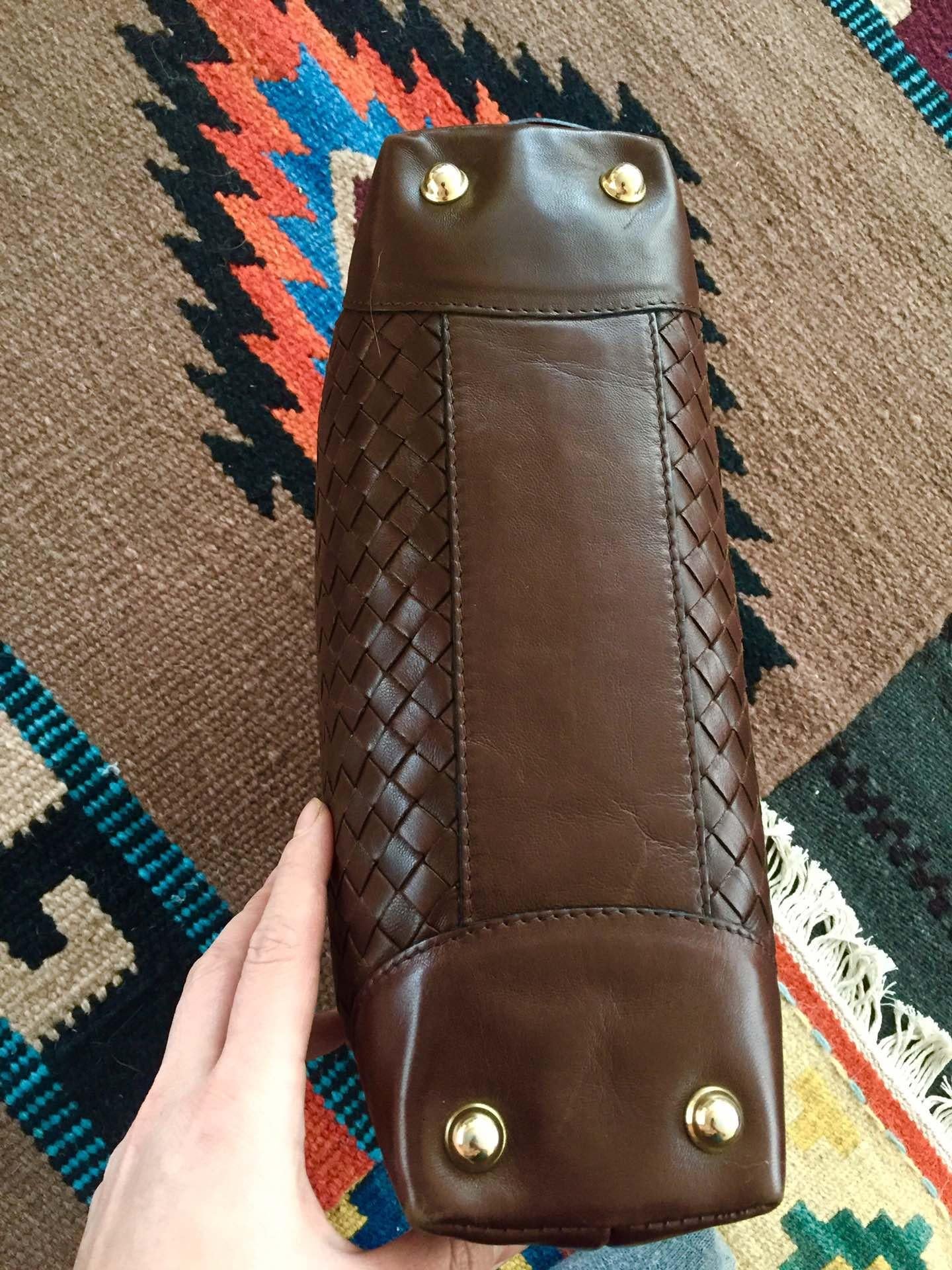 Bottega Veneta Sac à main Bowling à poignée supérieure Cuir Intrecciato brun chocolat foncé en vente 1