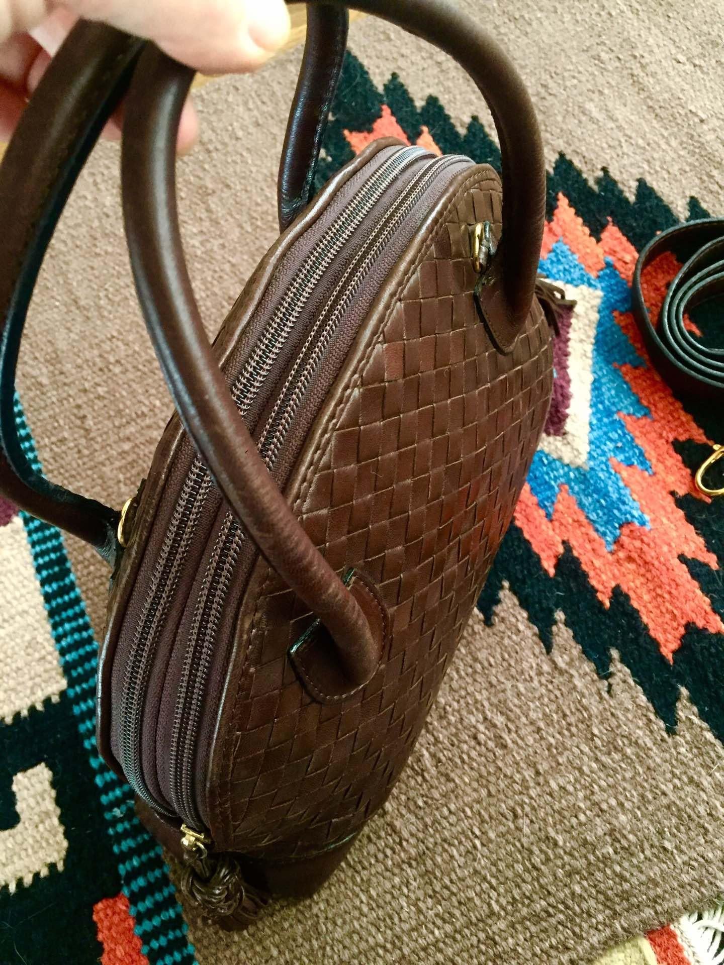 Bottega Veneta Sac à main Bowling à poignée supérieure Cuir Intrecciato brun chocolat foncé en vente 2