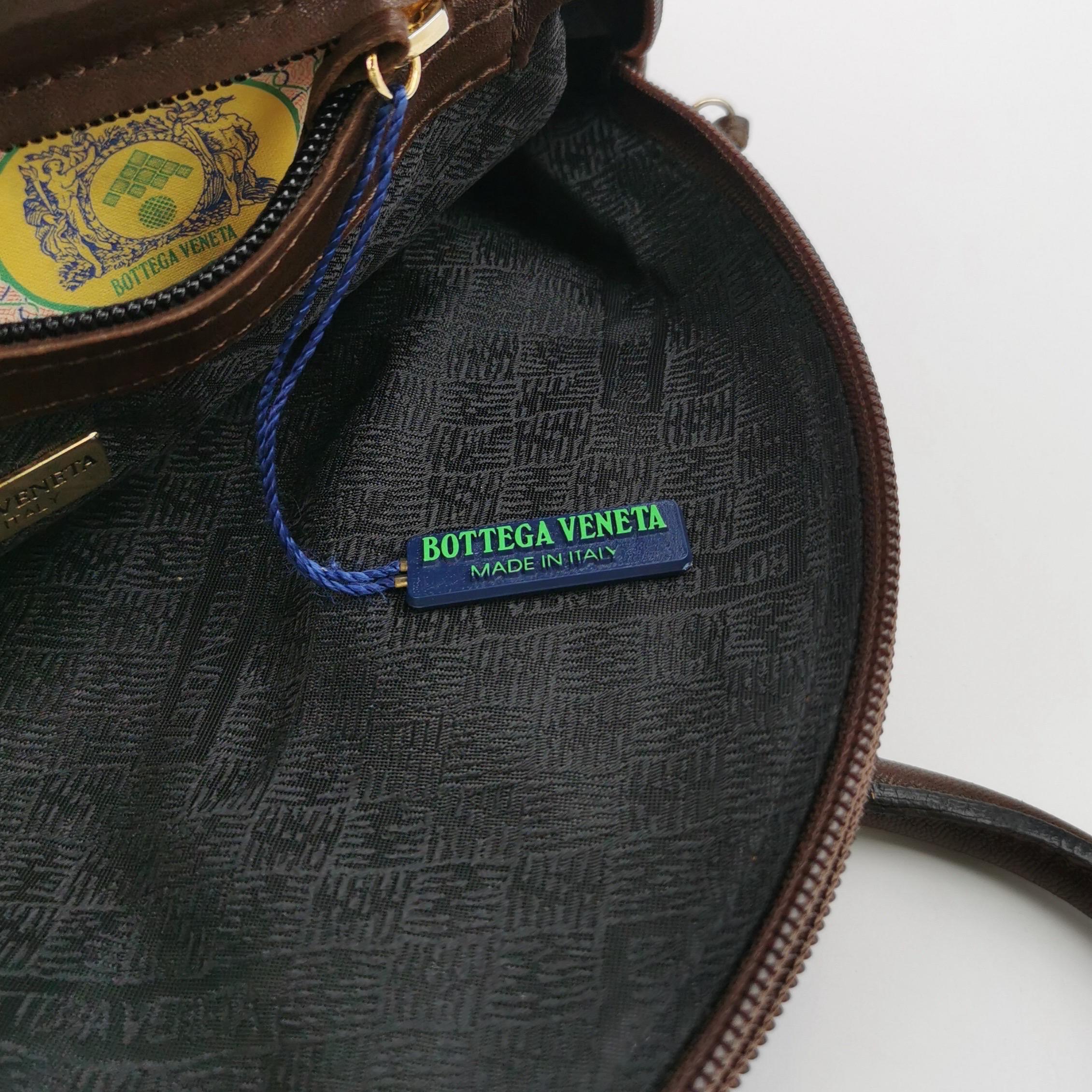 Bottega Veneta Sac à main Bowling à poignée supérieure Cuir Intrecciato brun chocolat foncé en vente 4