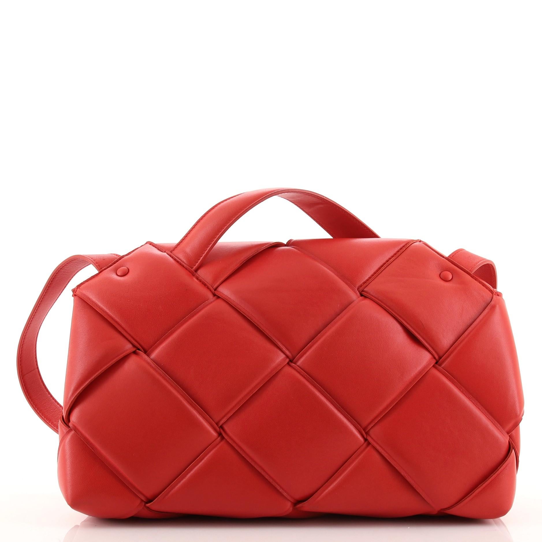 Umhängetasche mit Griff von Bottega Veneta aus gepolstertem Maxi Intrecciato-Leder (Rot)