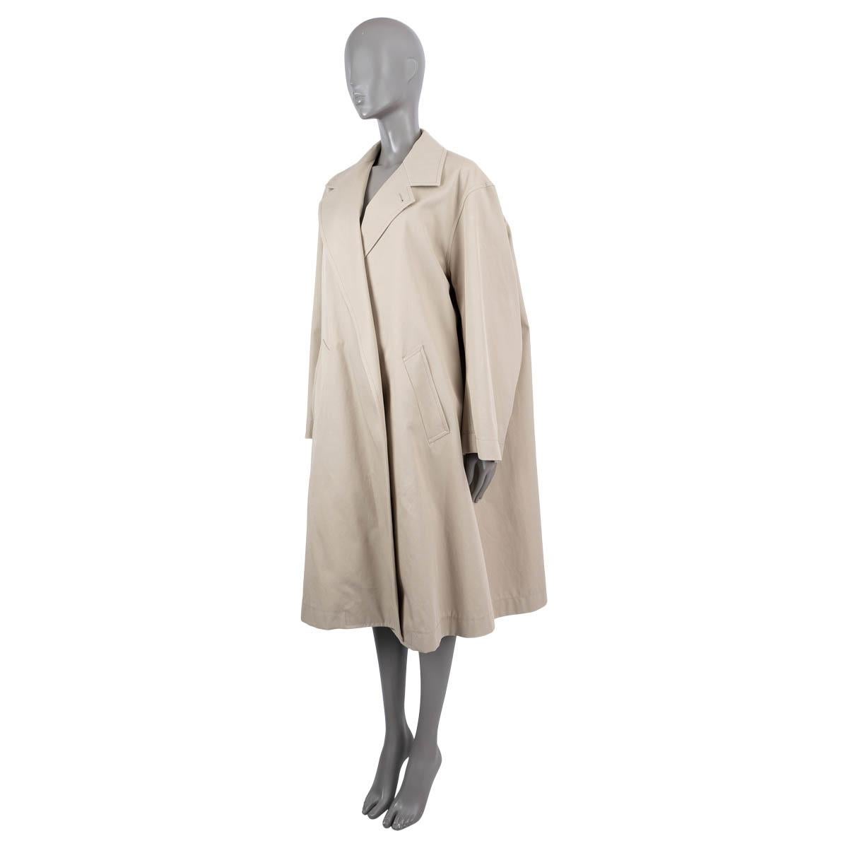 100% authentischer offener Mantel Bottega Veneta 2023 in Übergröße aus Baumwolltwill (100%) in der Farbe Travertin (beige). Das Design zeichnet sich durch eine A-Linien-Silhouette, zwei Eingrifftaschen auf der Vorderseite und einen Knopfverschluss