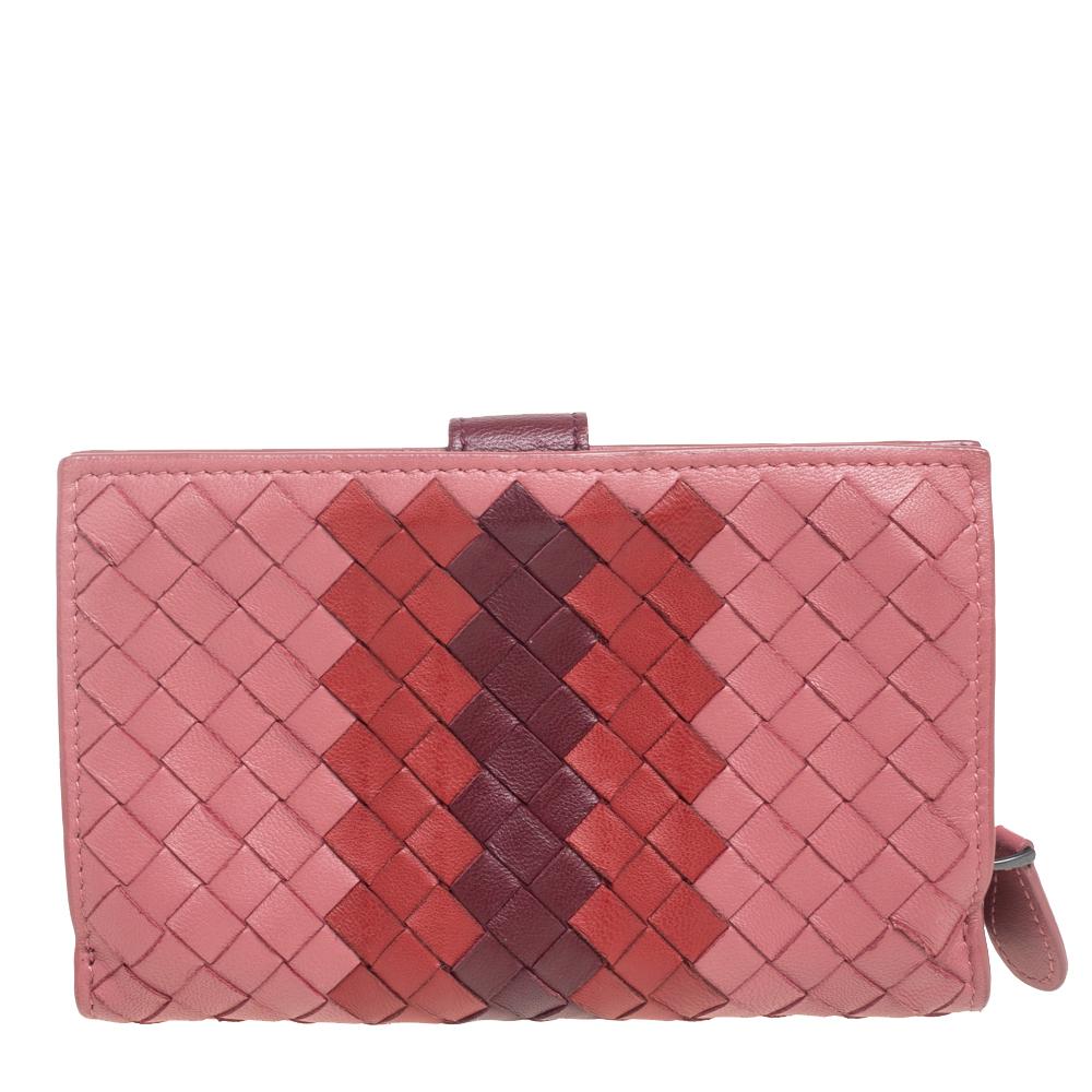 Crafted by Bottega Veneta, this wallet is an immaculate balance of sophistication and rational utility. It has been designed employing the label's signature Intrecciato technique in lovely shades. The creation is equipped with ample space for your