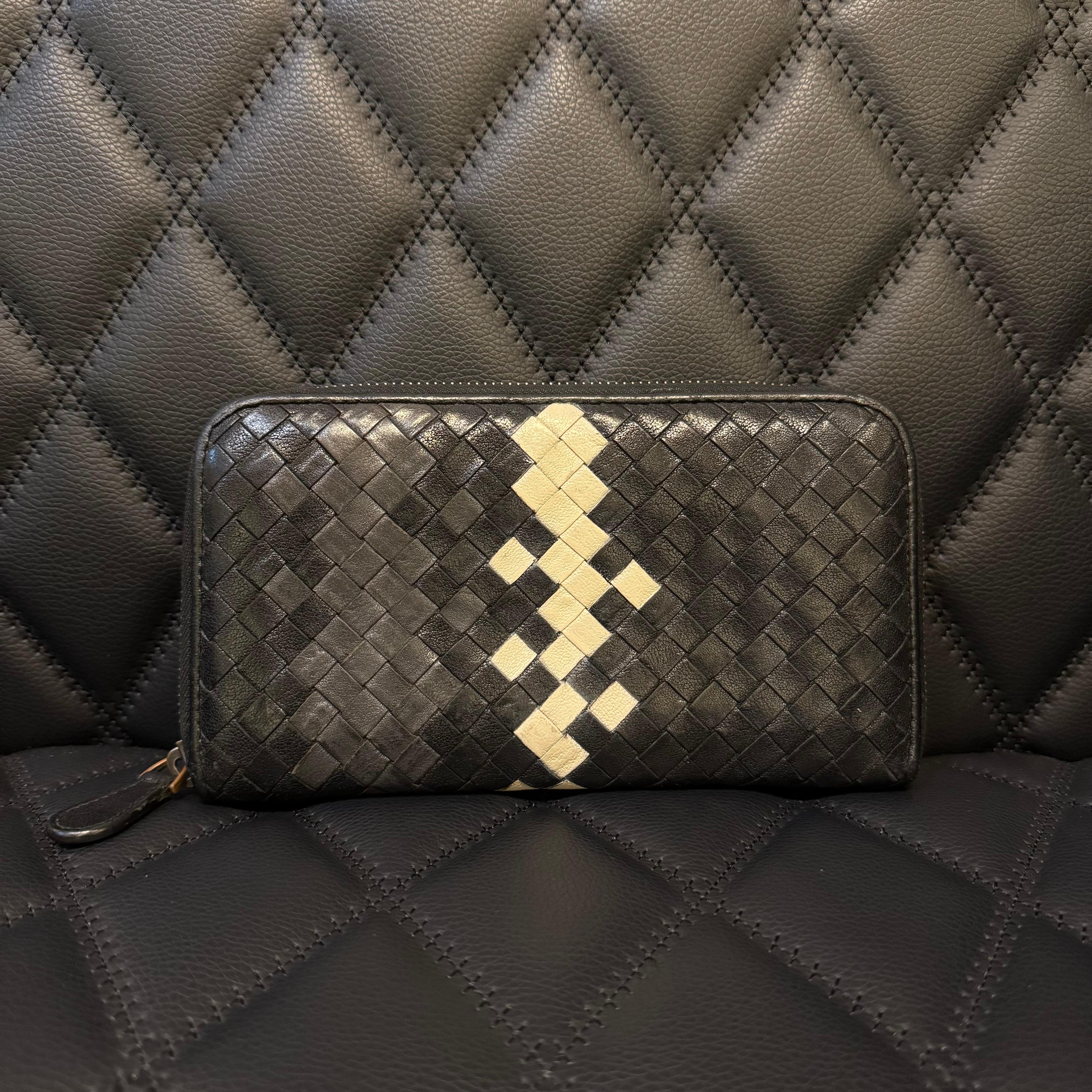 Portefeuille classique à fermeture éclair tissée de Bottega en combinaison de cuir noir, gris et blanc. Motif unique. Légers signes d'usure, petits frottements sur les coins. Légères marques sur la surface du cuir. Aucun signe d'usure significatif.