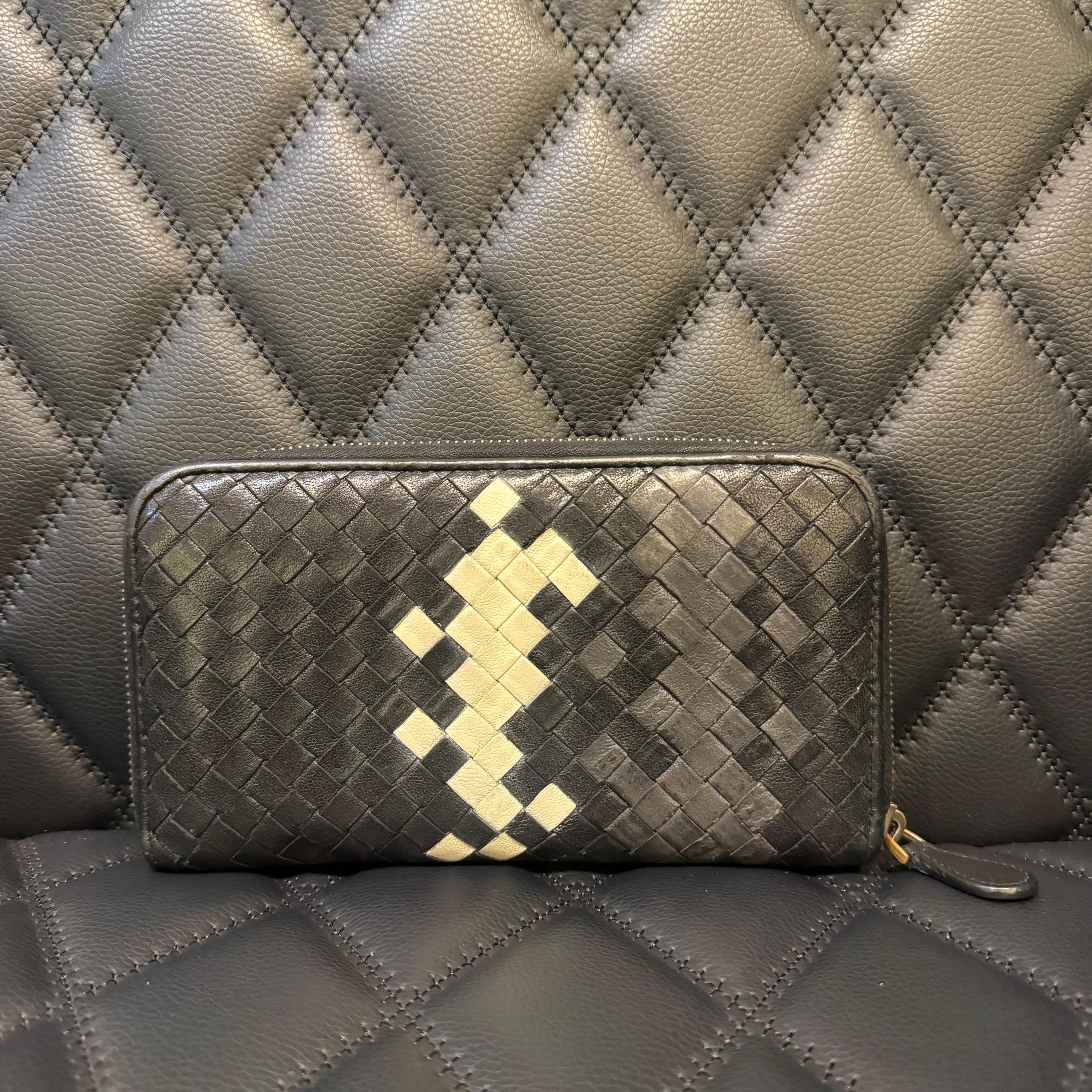 Noir Portefeuille zippé en cuir tricolore Intrecciato de Bottega Veneta en vente