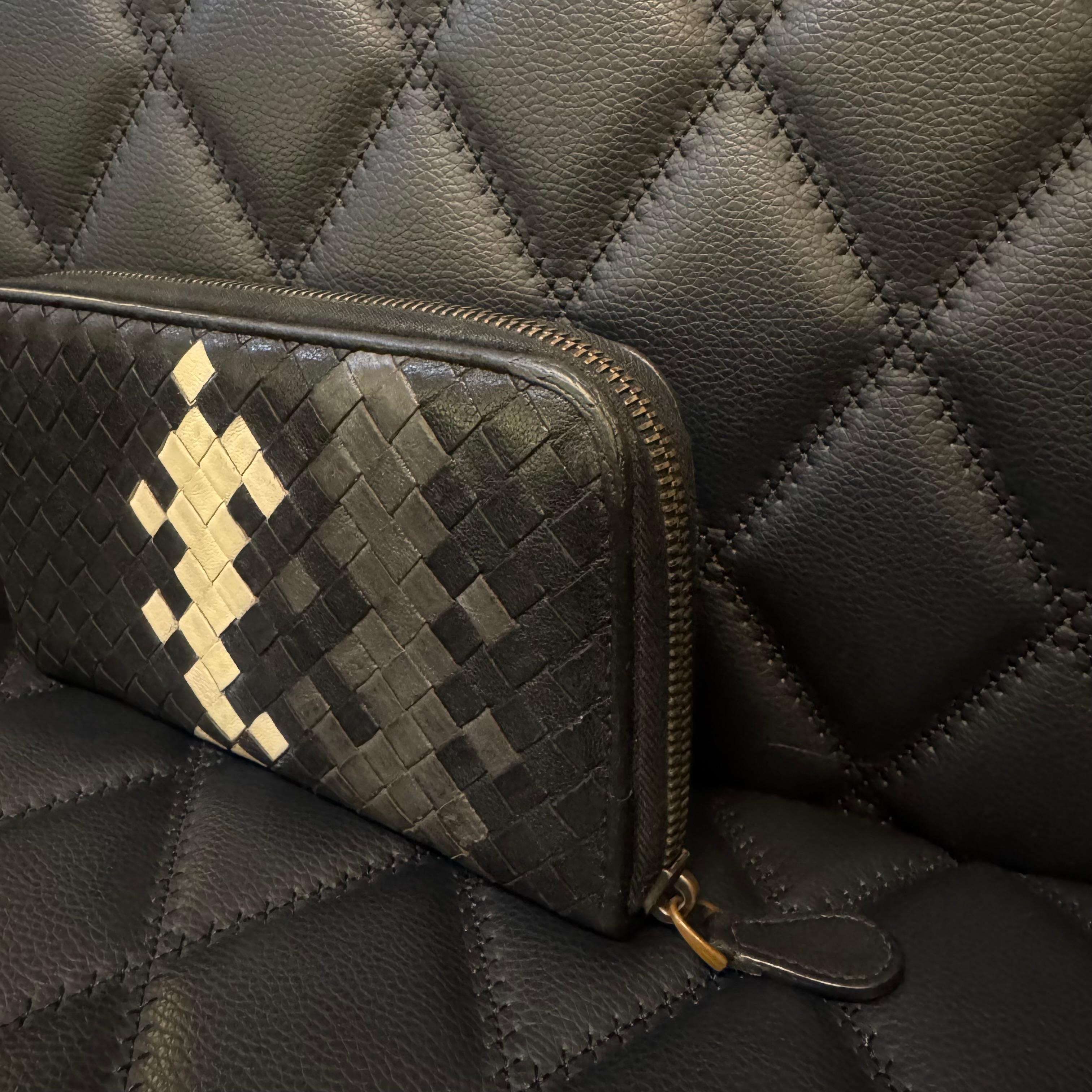 Portefeuille zippé en cuir tricolore Intrecciato de Bottega Veneta Bon état - En vente à Jakarta, Daerah Khusus Ibukota Jakarta