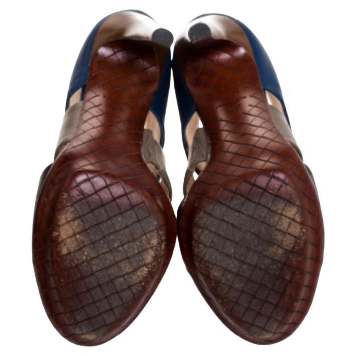 Bottega Veneta präsentiert Ihnen diese fabelhaften Stiefeletten, mit denen Sie jedes Mal ein Statement setzen, wenn Sie auf die Straße gehen! Die Booties sind aus Leder gefertigt und haben eine offene Zehensilhouette. Sie sind mit Riemen an den