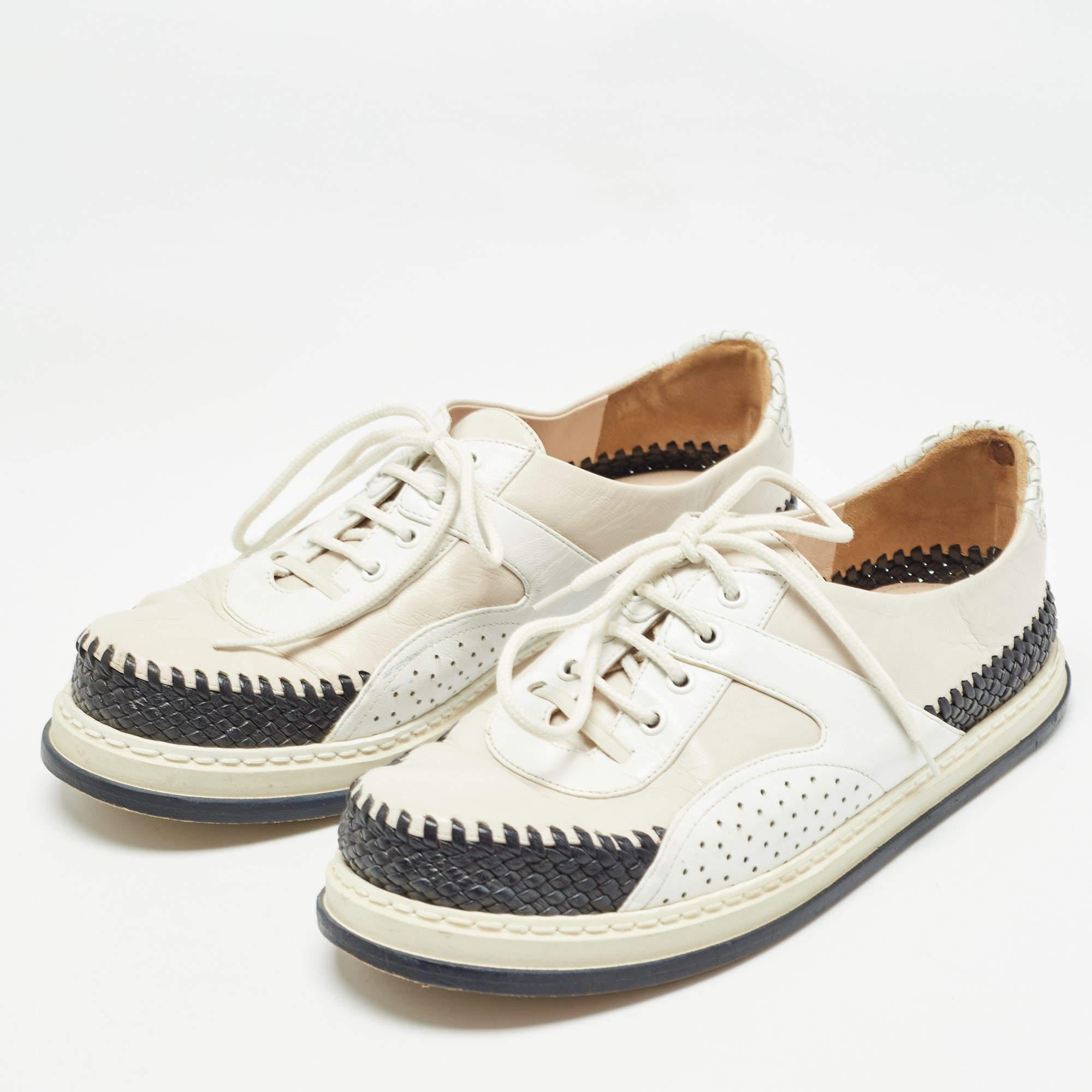 Eleva il tuo gioco di calzature con queste sneakers di Bottega Veneta. Combinando estetica di alto livello e comfort ineguagliabile, queste sneakers sono un simbolo del lusso moderno e del gusto impeccabile.