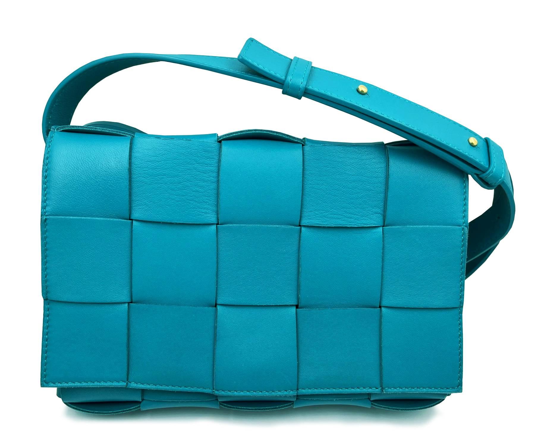 Bottega Veneta Turquoise Cassette Leather Crossbody Bag

* Marked Bottega Veneta
* Made in Italy
* Comes with the dustbag

-Approximately 2″ x 9″ x 5.5″.
-In a pristine condition
-Inside and outside are both very clean.

1000-45319