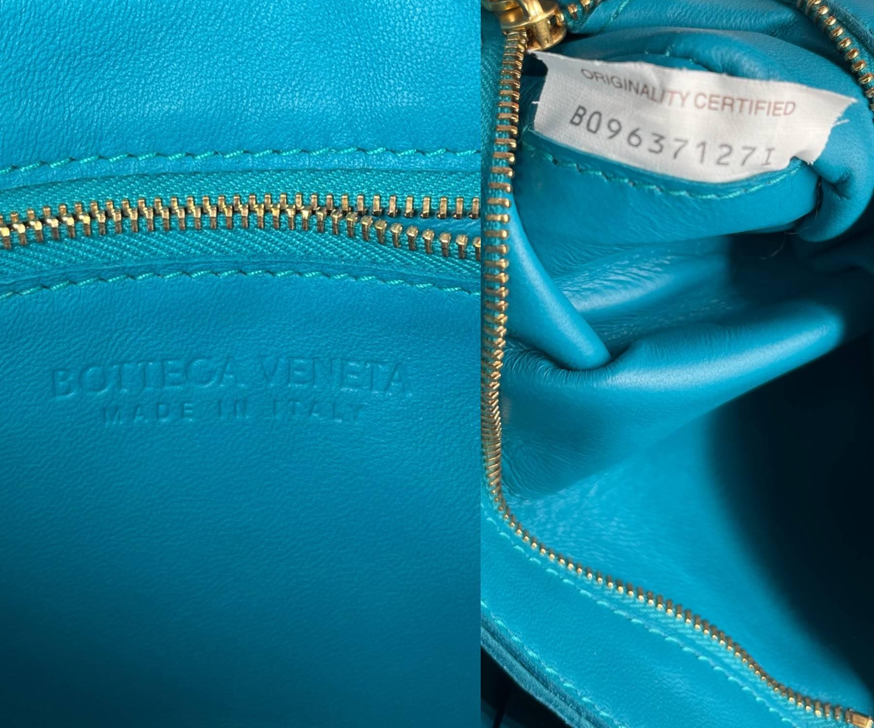 Bottega Veneta Turquoise Cassette Leather Crossbody Bag  In Good Condition For Sale In Pasadena, CA