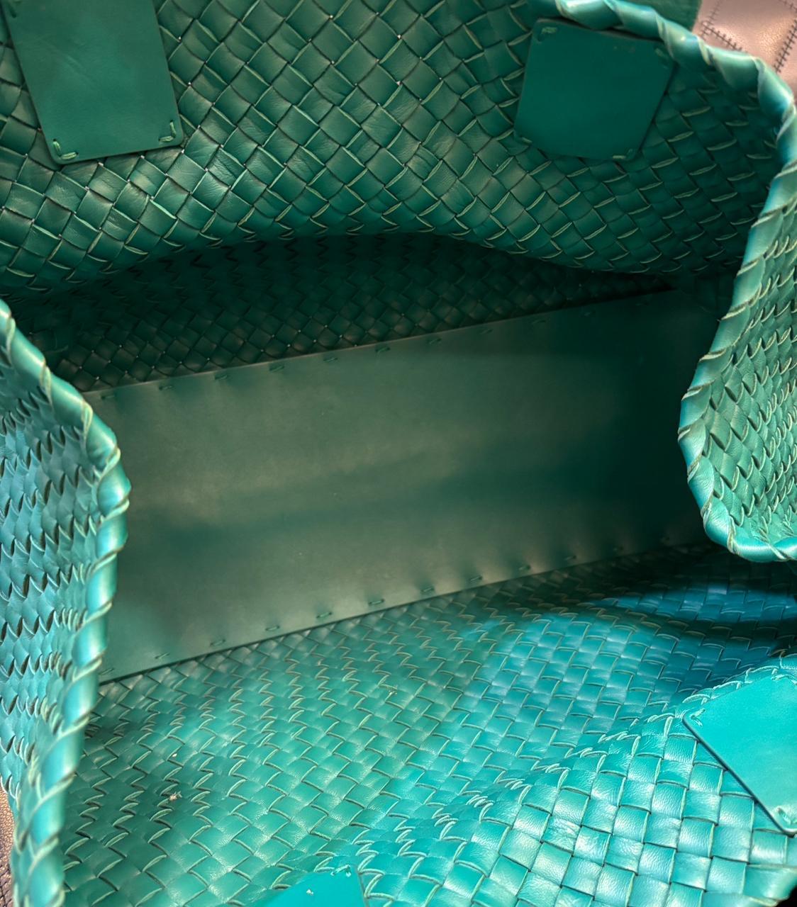 Bottega Veneta Turquoise Large Woven Cabat Tote en vente 7
