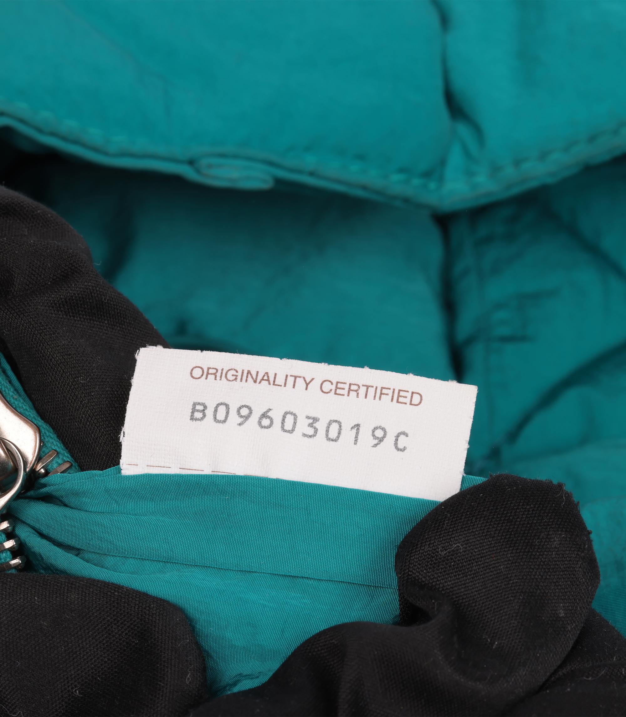 Bottega Veneta Estuche técnico acolchado de nailon tejido turquesa con bolsa en venta 5