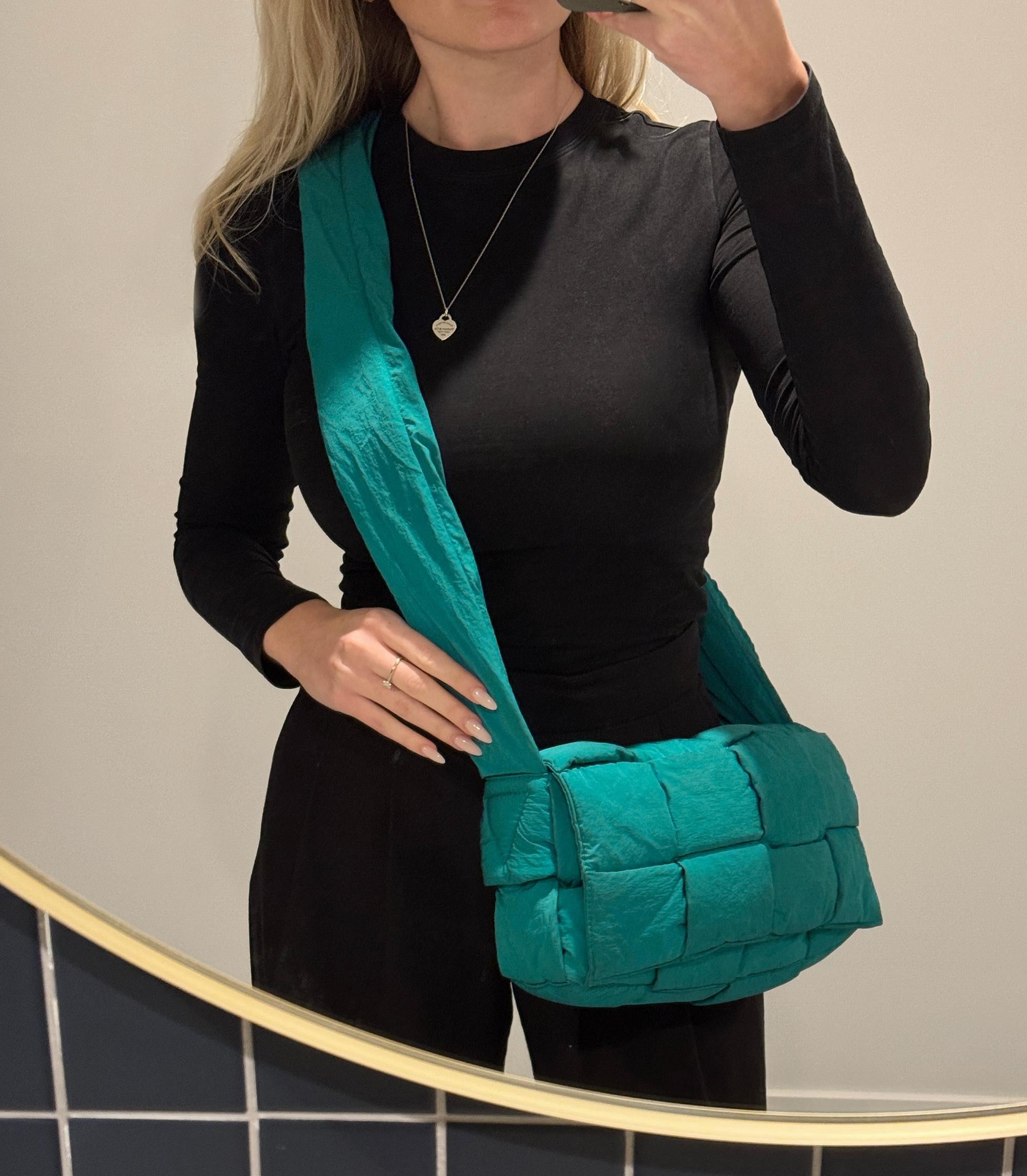 Bottega Veneta Estuche técnico acolchado de nailon tejido turquesa con bolsa

Detalles del producto
Xupes Ref: HB5875
Marca: Bottega Veneta
Model No: Casete Tech acolchado
Tipo: Hombro, Crossbody
Número de serie: B09603019C
Edad: 2023
PVP: