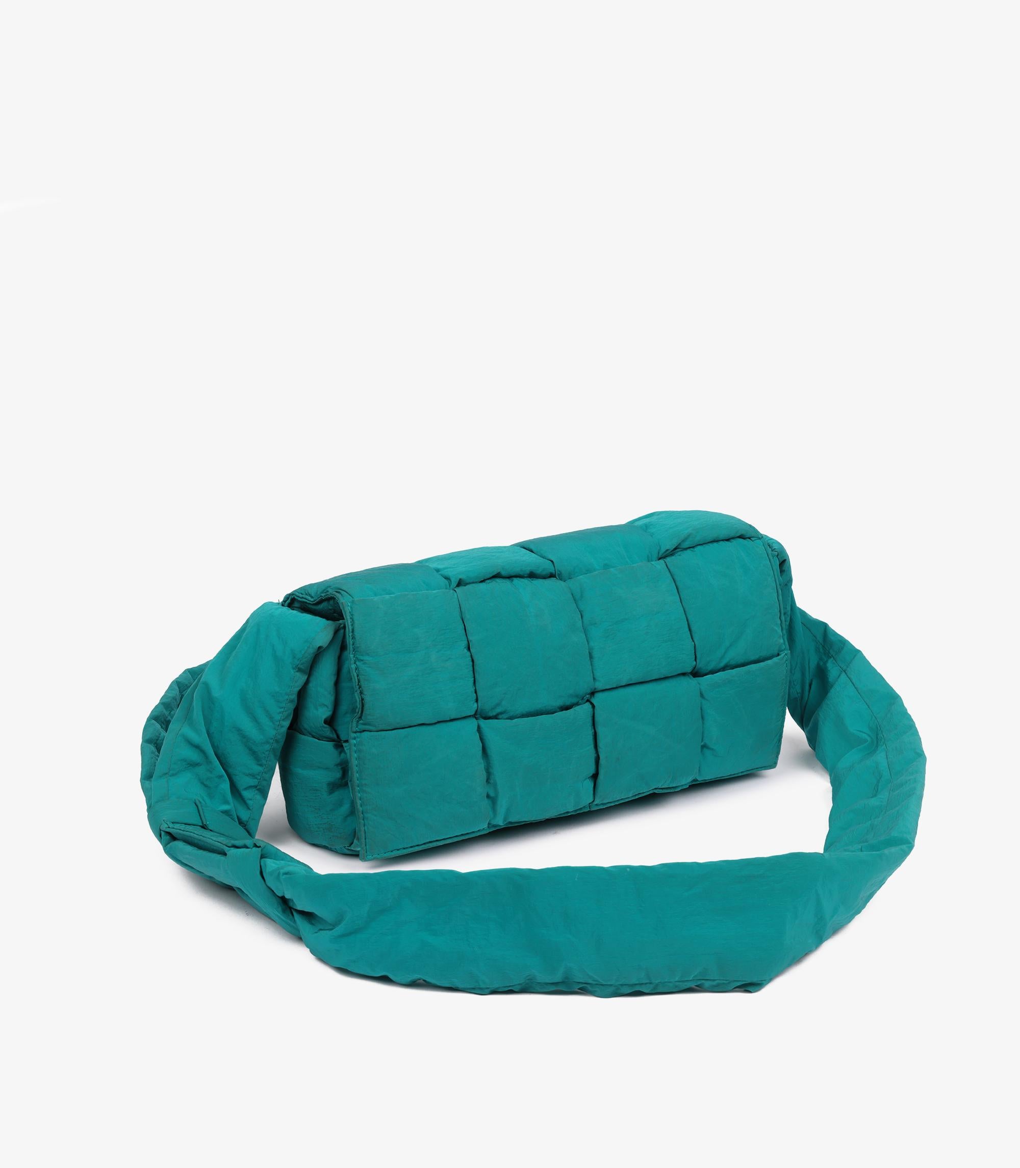 Bottega Veneta Estuche técnico acolchado de nailon tejido turquesa con bolsa Azul en venta