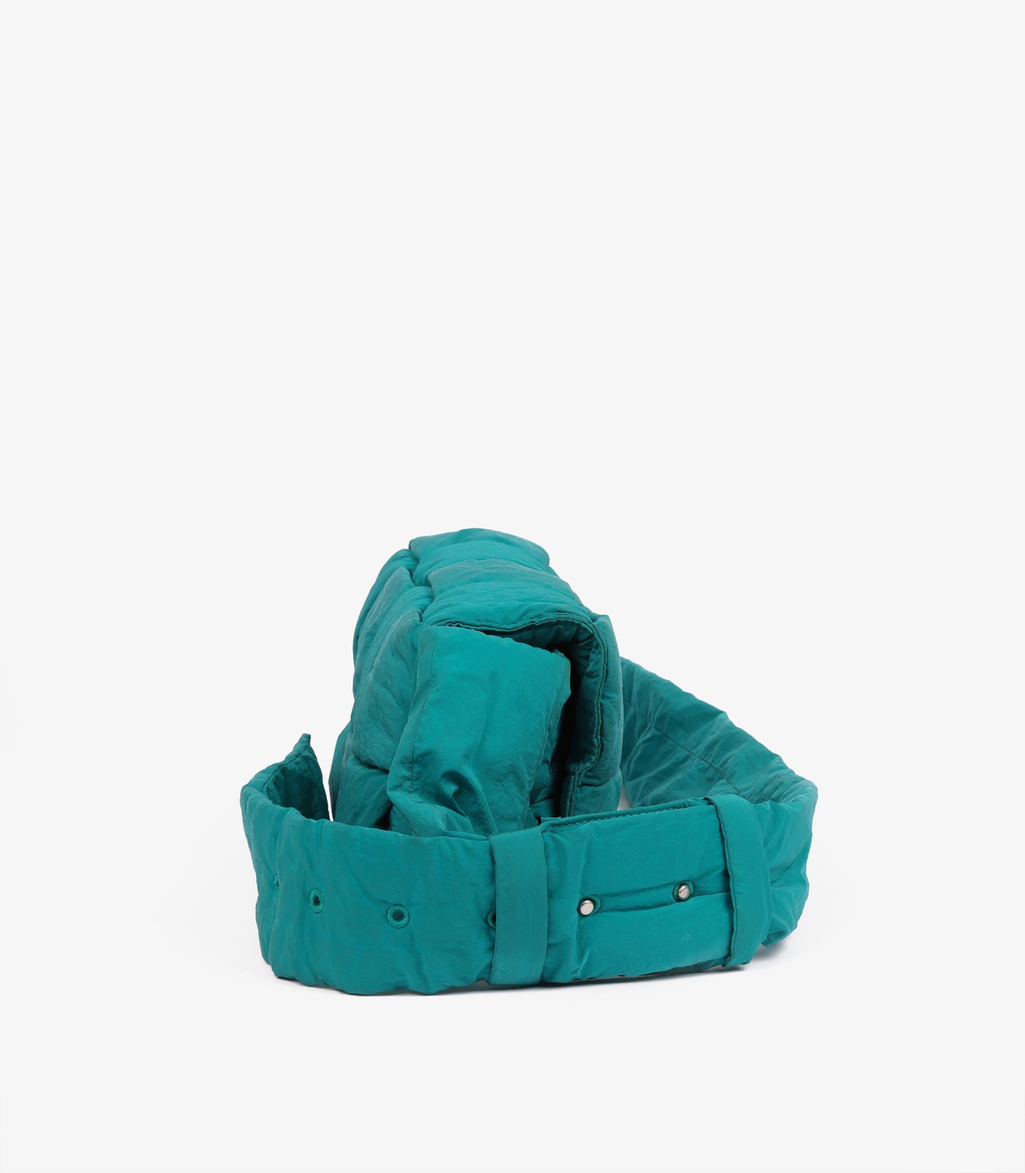 Bottega Veneta Estuche técnico acolchado de nailon tejido turquesa con bolsa en Bueno estado para la venta en Bishop's Stortford, Hertfordshire