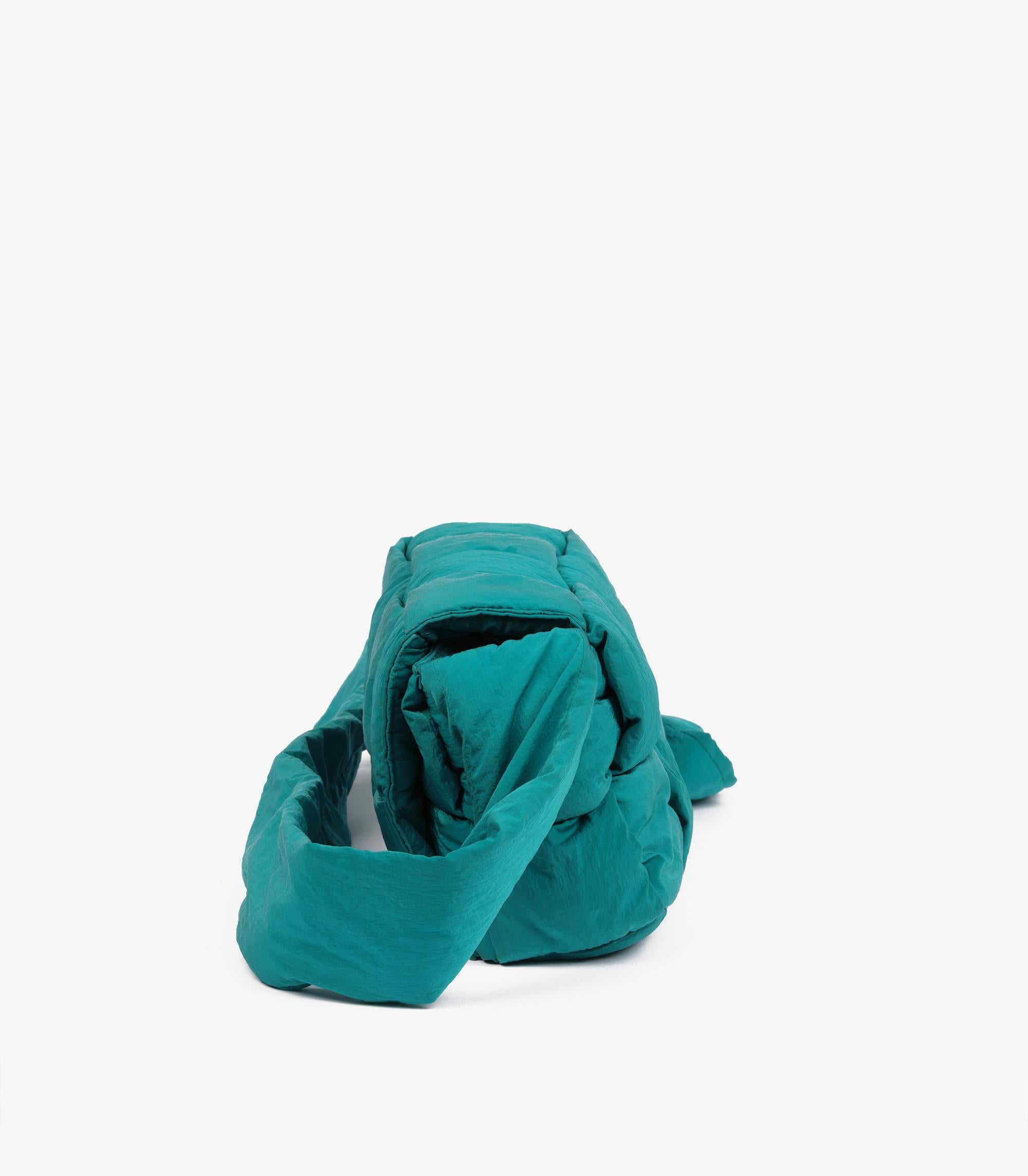 Bottega Veneta Estuche técnico acolchado de nailon tejido turquesa con bolsa en venta 1