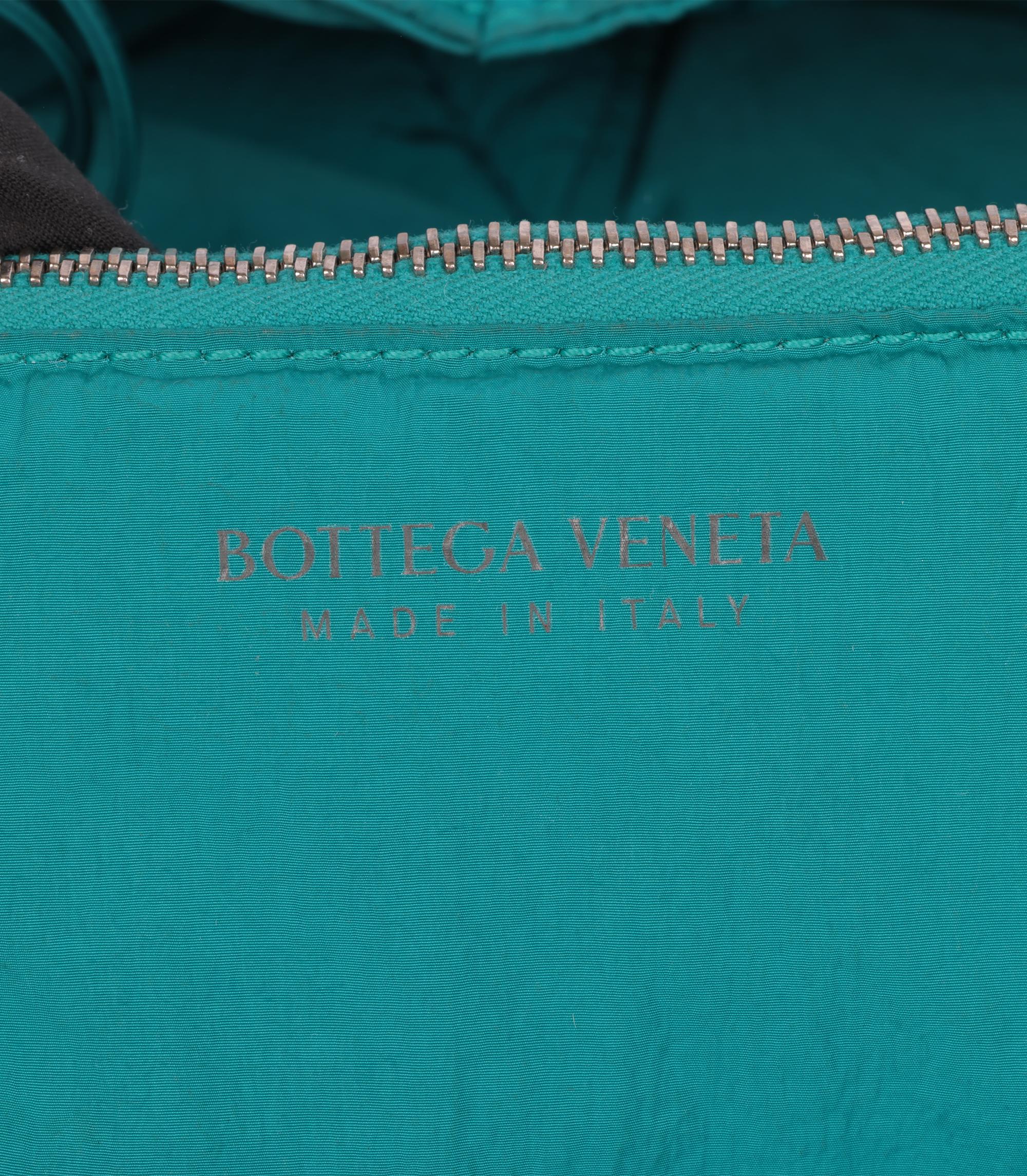 Bottega Veneta Estuche técnico acolchado de nailon tejido turquesa con bolsa en venta 4