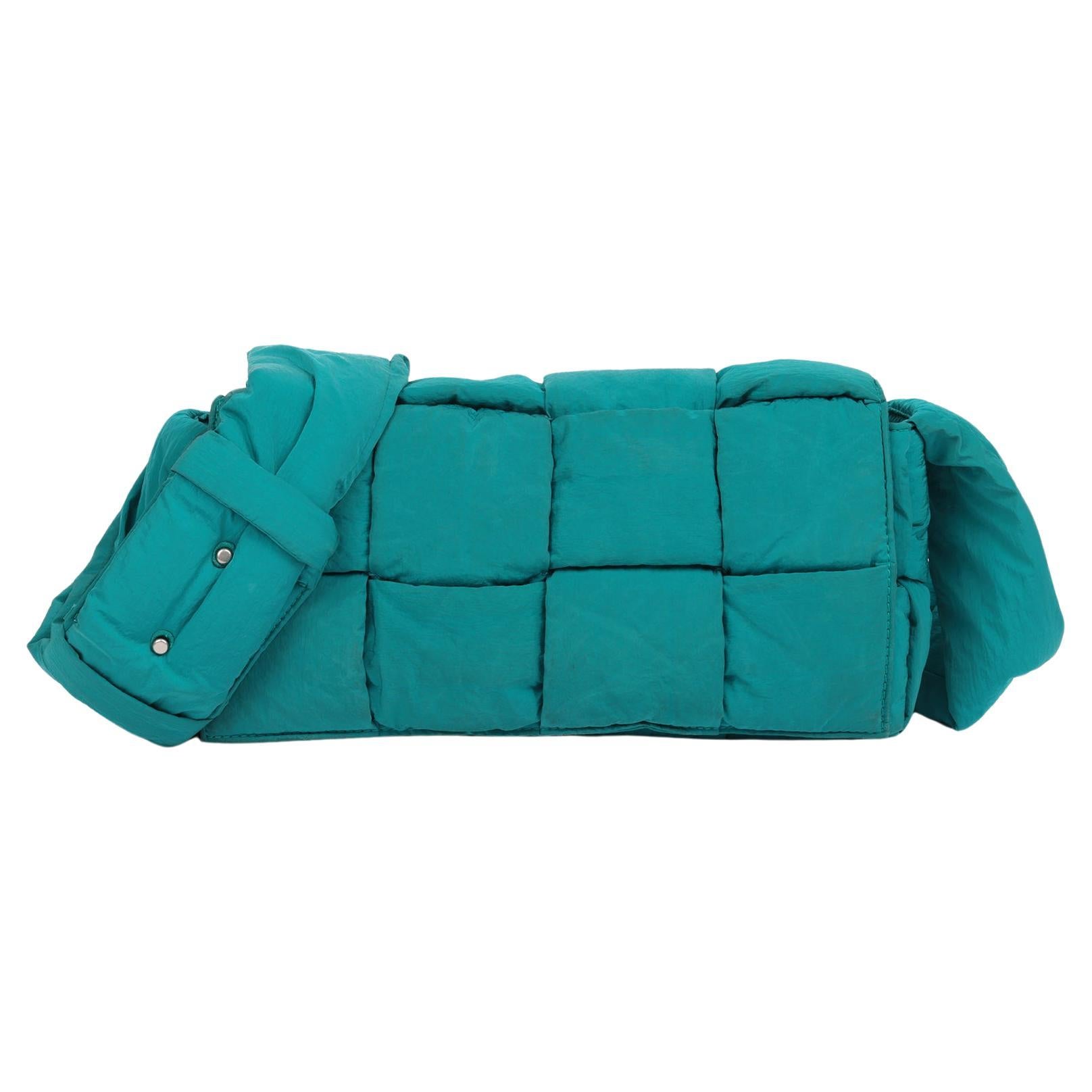 Bottega Veneta Estuche técnico acolchado de nailon tejido turquesa con bolsa en venta