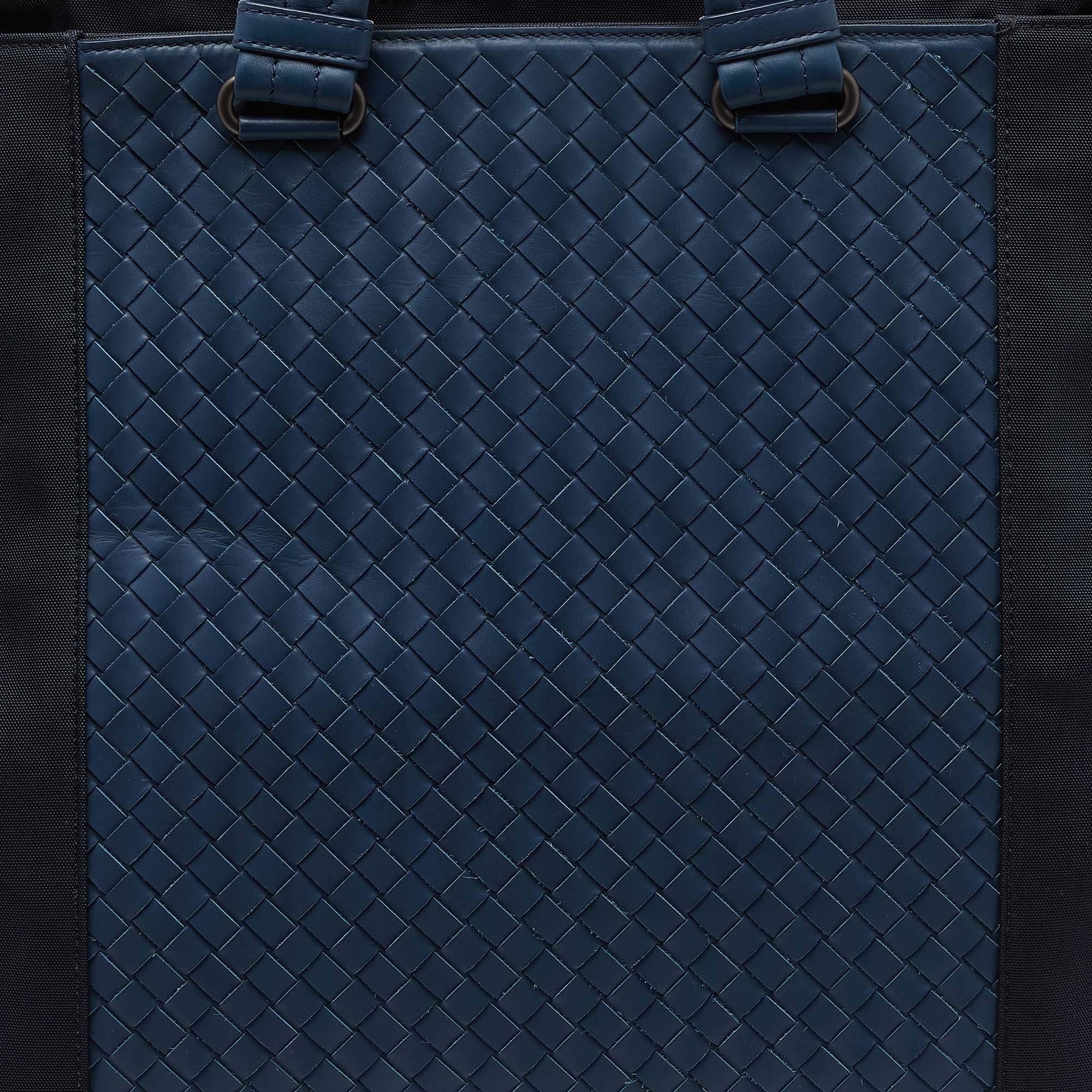 Bottega Veneta Two Tone Blue Intrecciato Leather ToteThis alluring tote bag for  For Sale 6