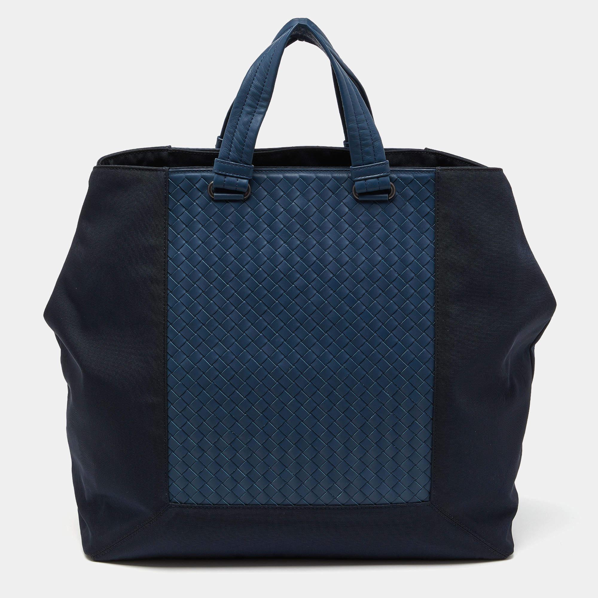 Bottega Veneta Two Tone Blue Intrecciato Leather ToteThis alluring tote bag for  In Good Condition For Sale In Dubai, Al Qouz 2