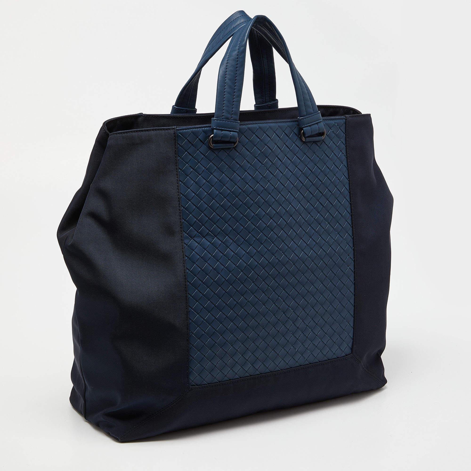Women's Bottega Veneta Two Tone Blue Intrecciato Leather ToteThis alluring tote bag for  For Sale