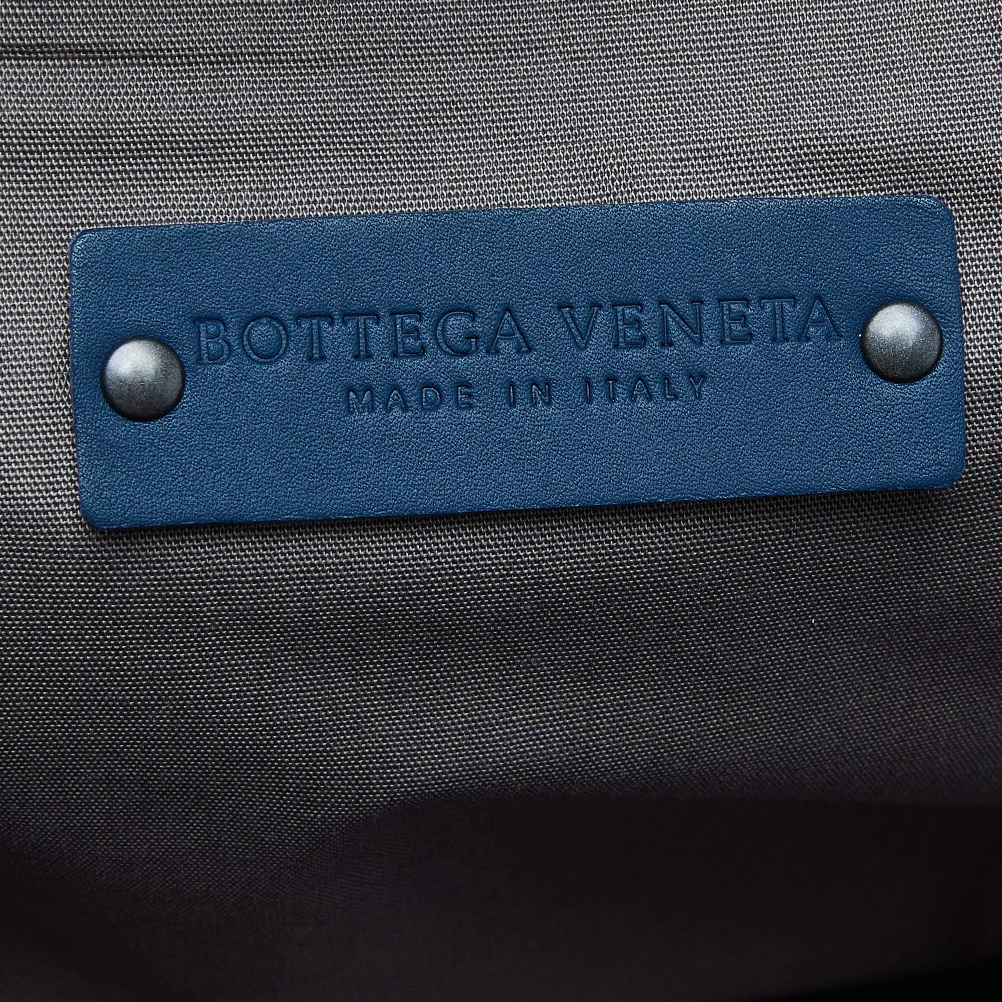 Bottega Veneta Two Tone Blue Intrecciato Leather ToteThis alluring tote bag for  For Sale 2