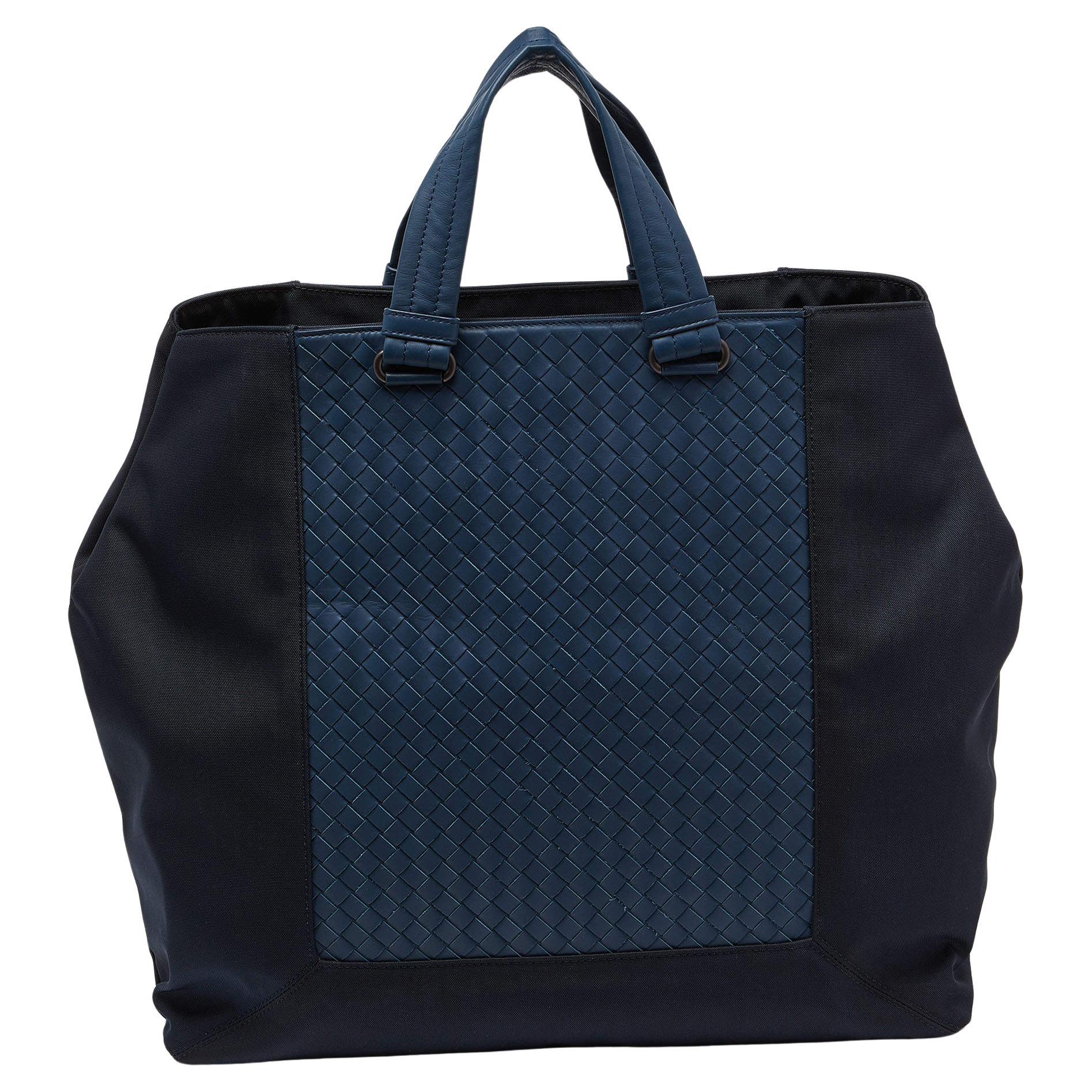 Bottega Veneta Two Tone Blue Intrecciato Leather ToteThis alluring tote bag for  For Sale