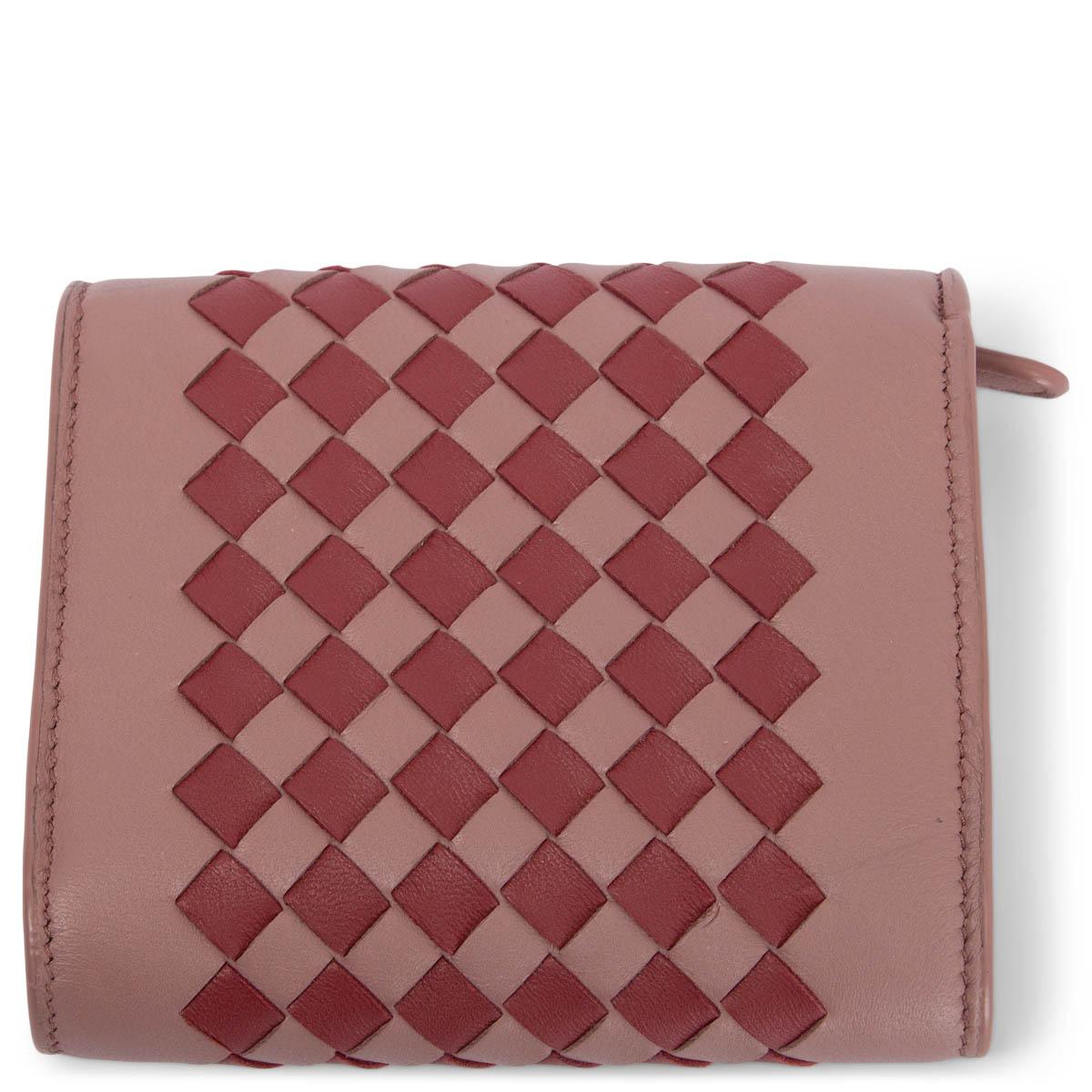 100% authentic Bottega Veneta Intrecciato two-tone wallet in dusty pink and magenta nappa leather. Opens with a push-button to a dusty pink nappa leather interior with ten credit card slots, a zipped coin-pocket and a slip pocket for bills. Has been