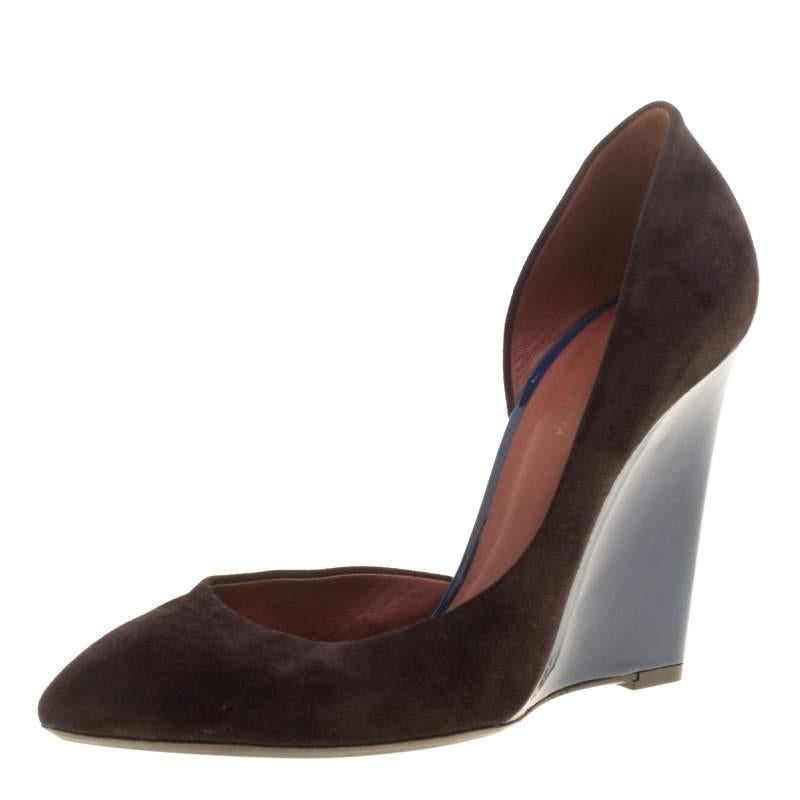 These pumps from Bottega Veneta are simple and perfect with formal wear. Covered in suede, and balanced on 11.5 cm wedges covered in patent leather, the pointed-toe pumps are high in both style and comfort.
