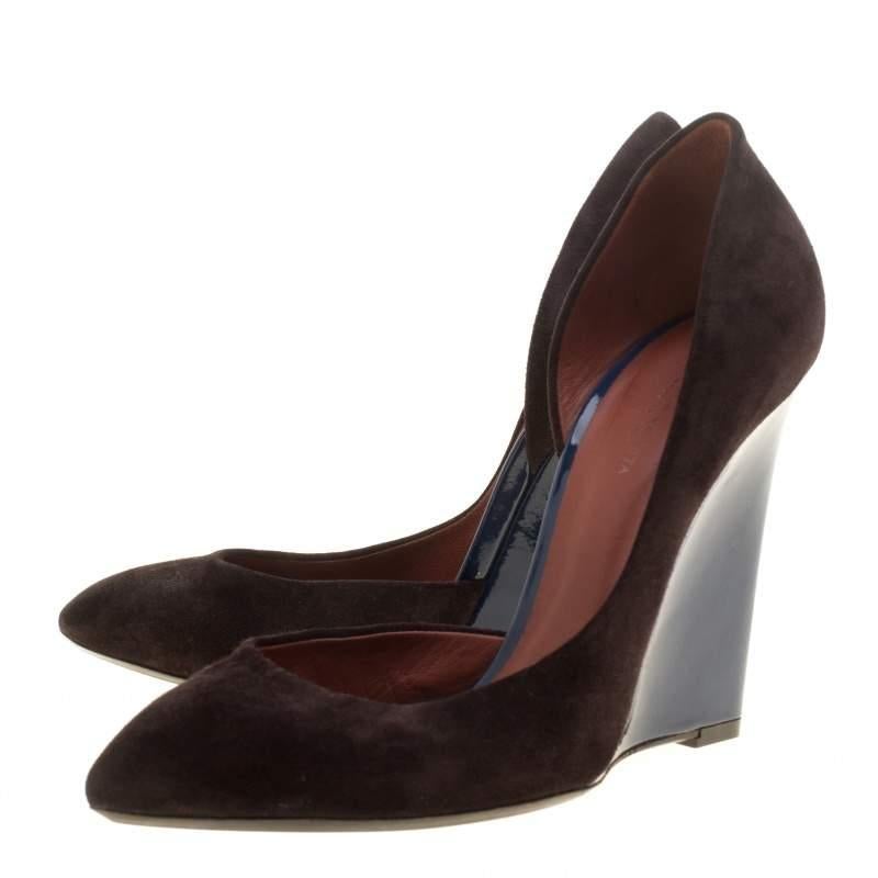 Bottega Veneta Two Tone Suede and Patent Leather Cut Out Wedge Pumps Size 38.5 In Good Condition In Dubai, Al Qouz 2