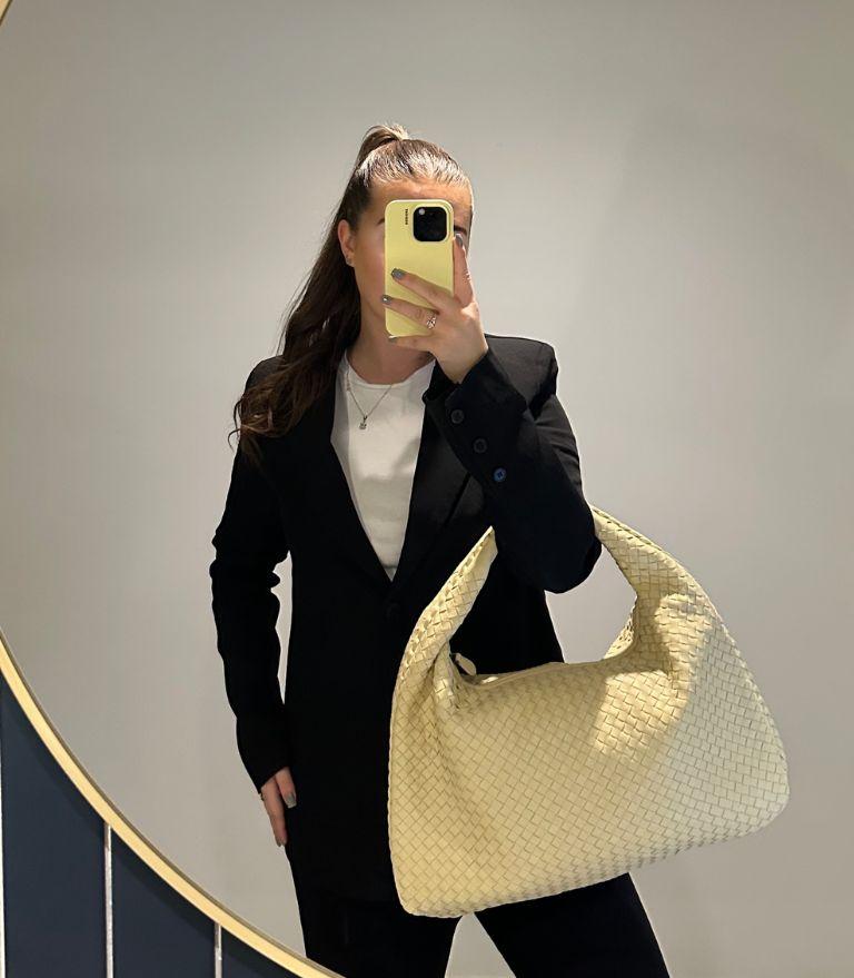Bottega Veneta Vanilla Intrecciato Woven Nappa Leather Large Hobo Bag

Product Details
Xupes Ref: CB1567
Brand: Bottega Veneta
Model: Large Hobo Bag
Type: Shoulder, Tote
Serial Number: 115654 V0016 9275
Age: 2020's
RRP: £3,500
Accompanied By: