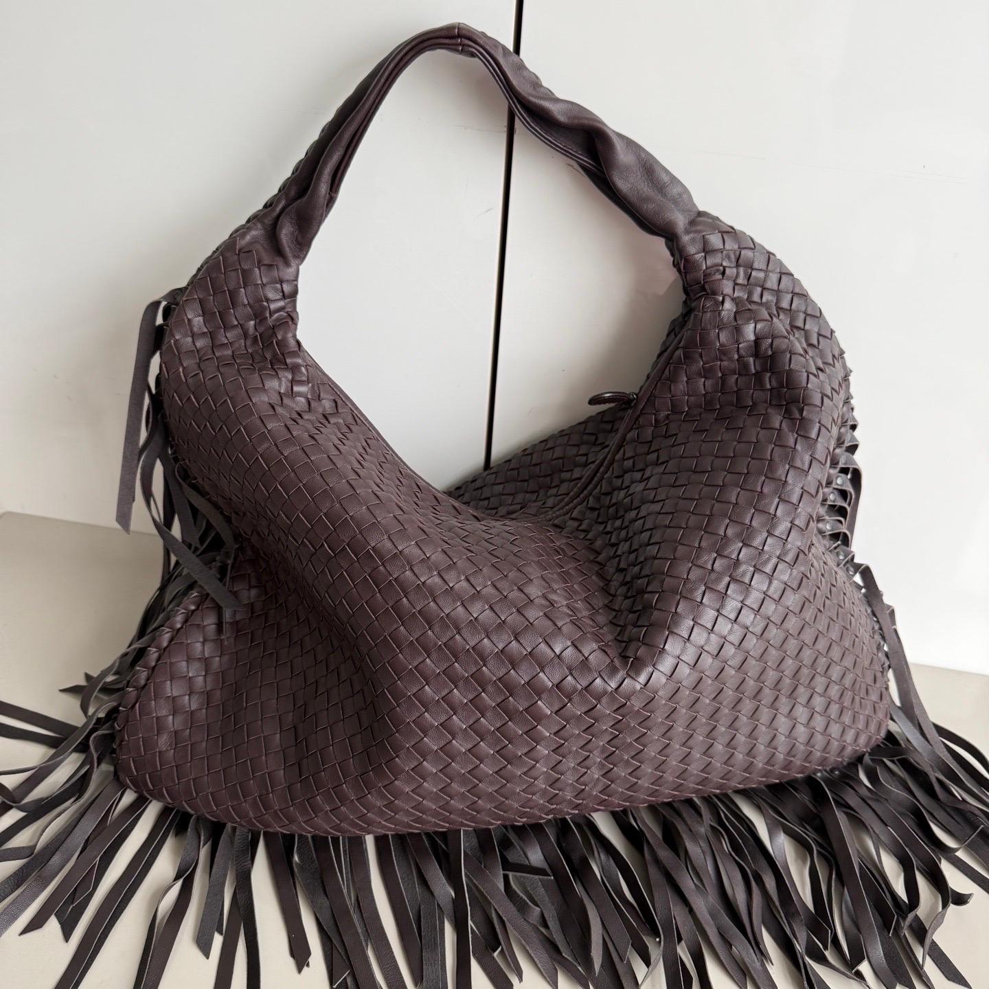 Ce sac Bottega Veneta est une pièce de luxe exceptionnelle, réalisée en cuir d'agneau emblématique avec le tissage Intrecciato immédiatement reconnaissable. Ce sac est suffisamment spacieux pour contenir tous vos essentiels, c'est l'accessoire