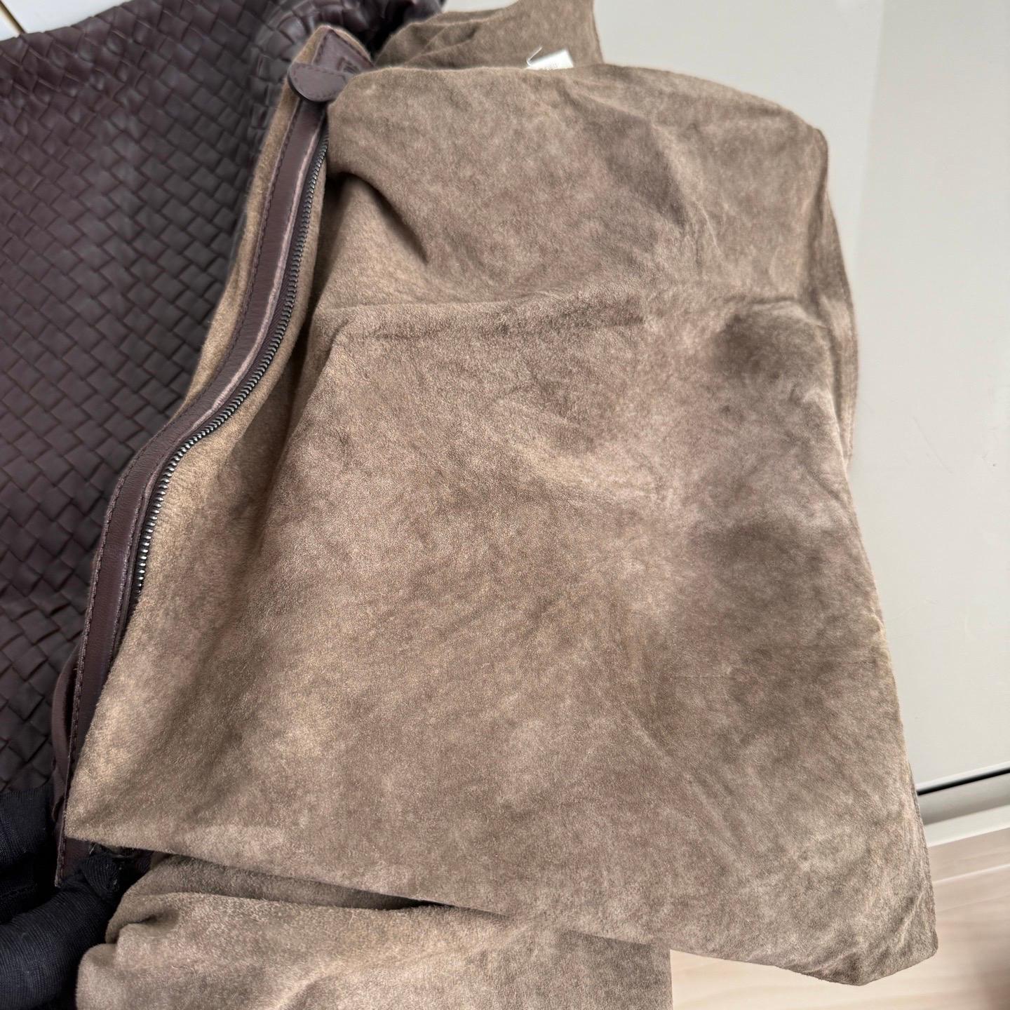 Bottega Veneta Hobo con frange Maxi Cioccolato Scuro Marrone 51cm Pelle d'agnello in vendita 4