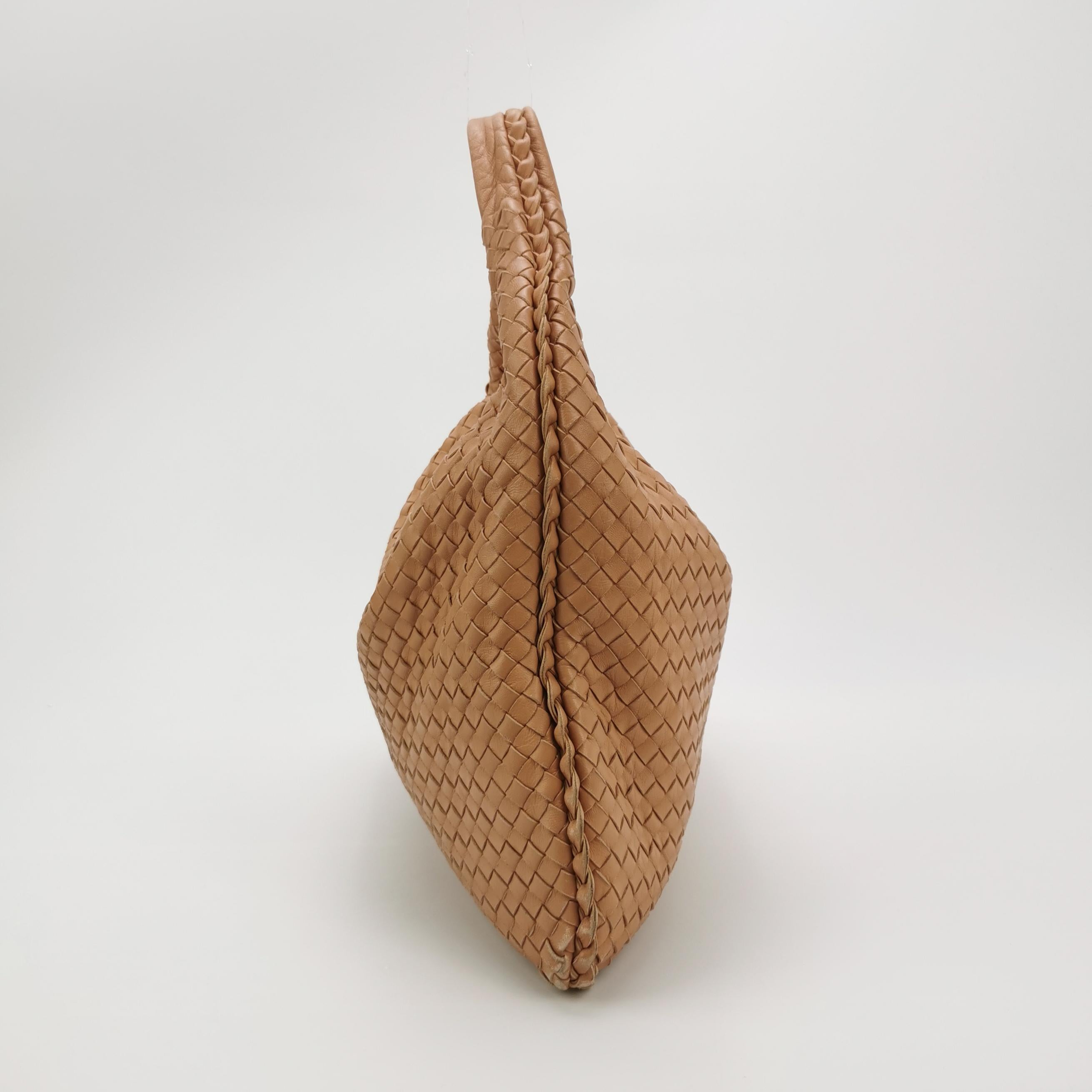 Bottega Veneta Hobo Beige Almond Brown 47cm
Il s'agit de photos professionnelles du sac offert par Luxbags.
Ce sac Bottega Veneta est une pièce de luxe exceptionnelle, réalisée en cuir d'agneau emblématique avec le tissage Intrecciato immédiatement